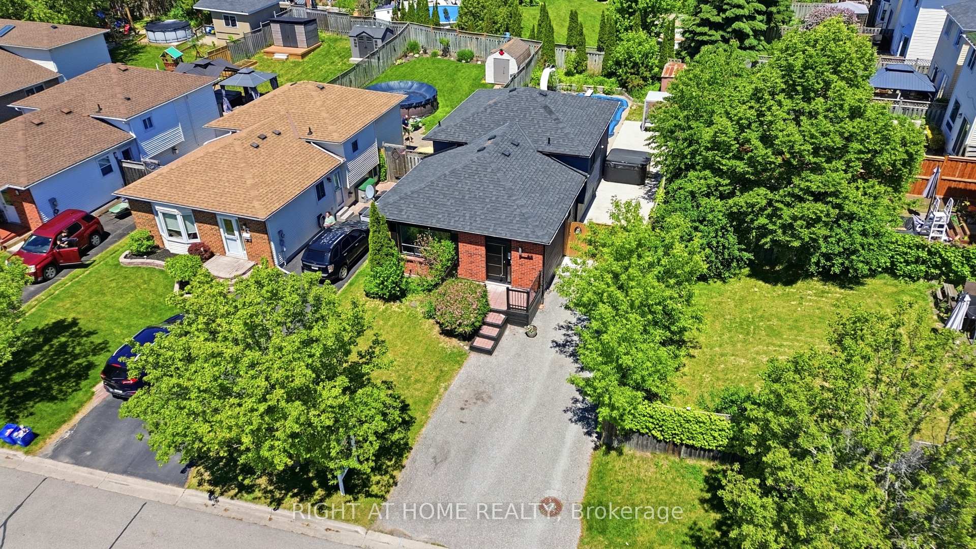 Photo 3 of 68 Overbank Drive, Oshawa, McLaughlin — HOMEH