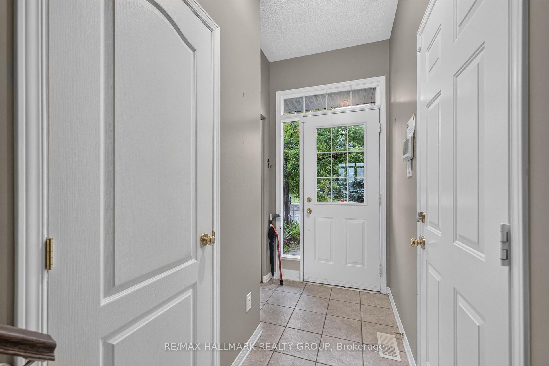 Photo 3 of 103 Tall Oak Private, Ottawa, Riverview Park — HOMEH