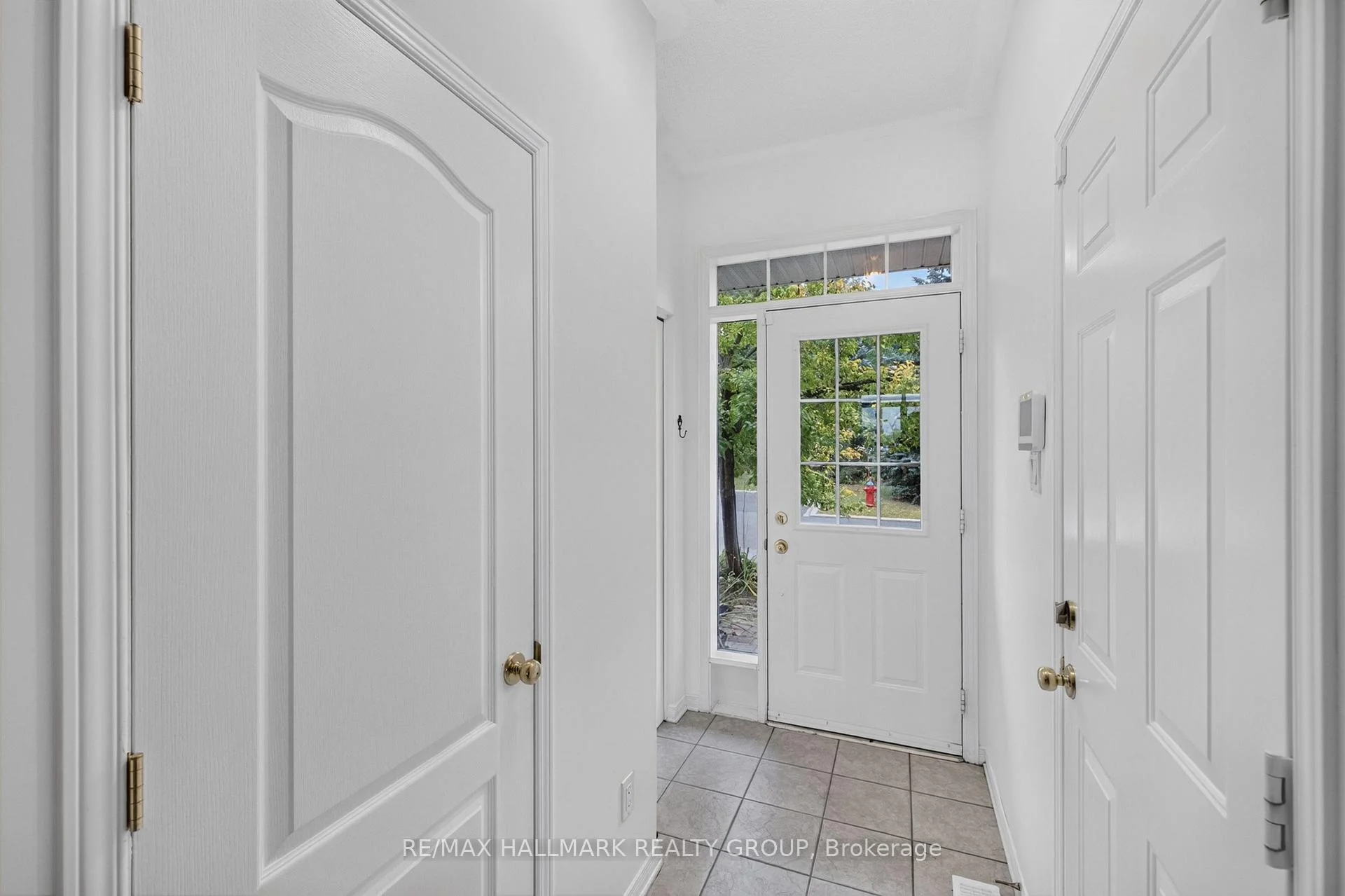Photo 4 of 103 Tall Oak Private, Ottawa, Riverview Park — HOMEH