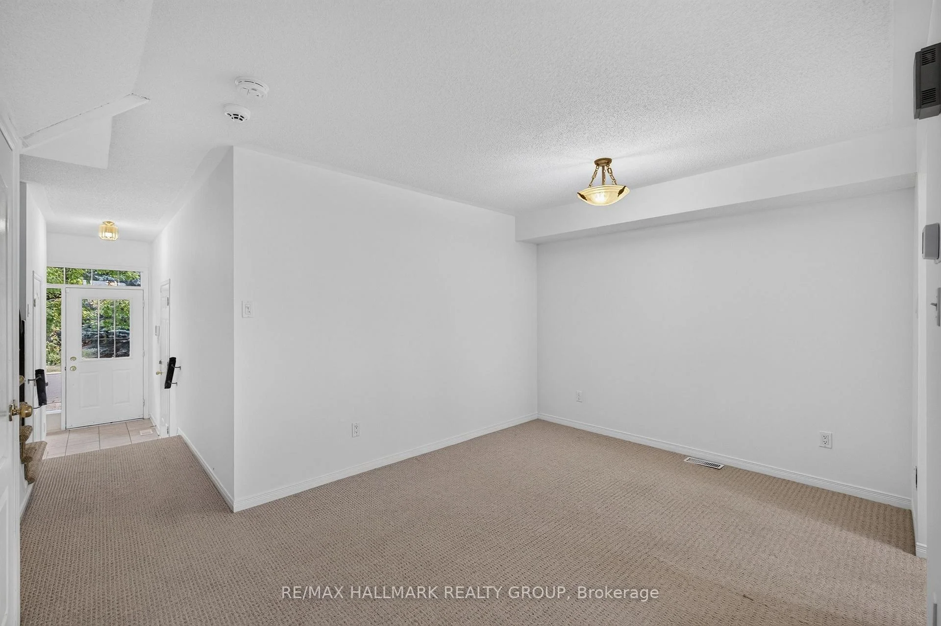 Photo 11 of 103 Tall Oak Private, Ottawa, Riverview Park — HOMEH