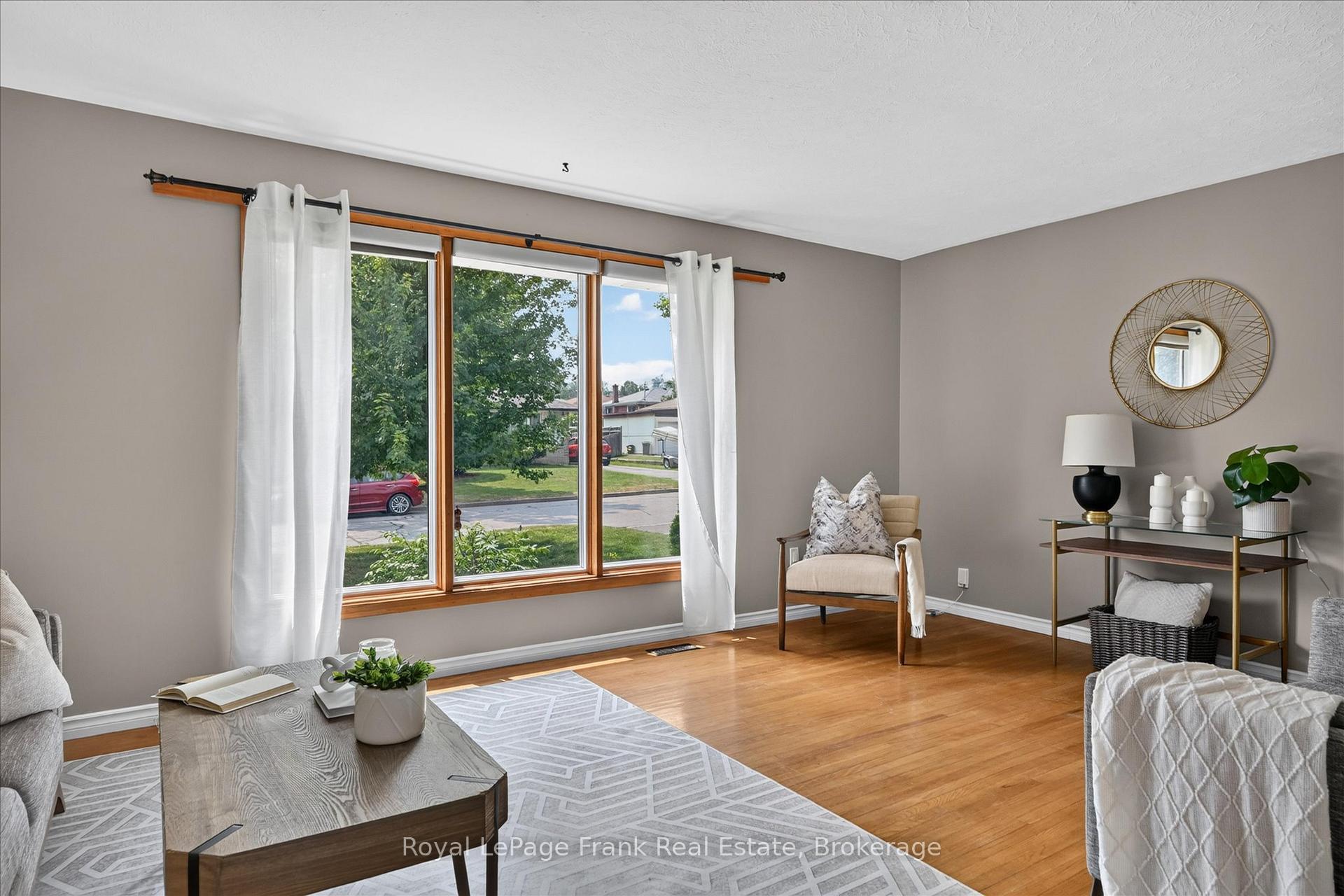 Photo 4 of 870 Hemlock Street, Peterborough, Northcrest Ward 5 — HOMEH