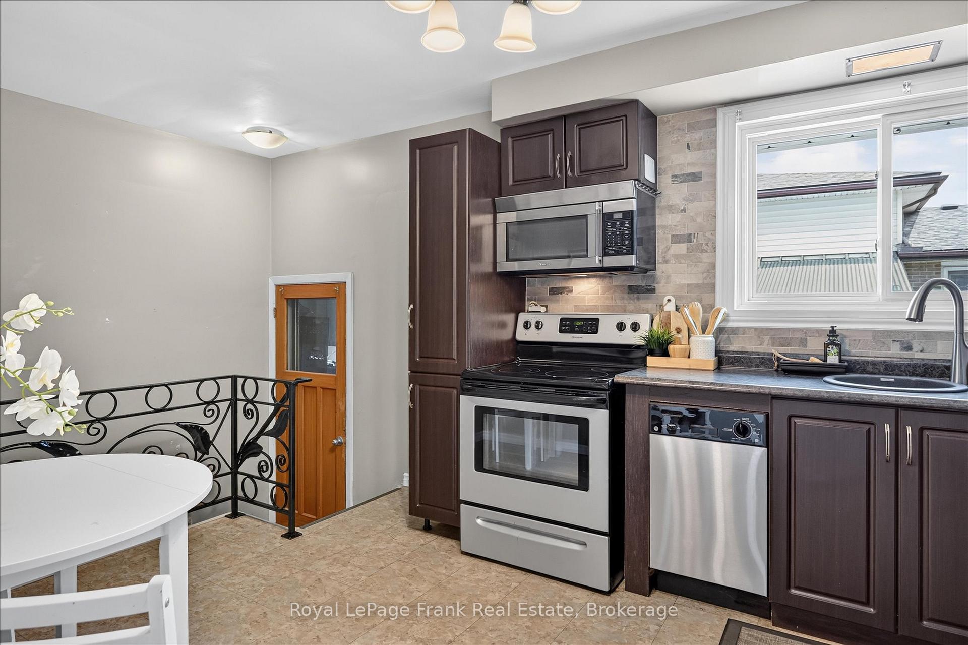 Photo 8 of 870 Hemlock Street, Peterborough, Northcrest Ward 5 — HOMEH