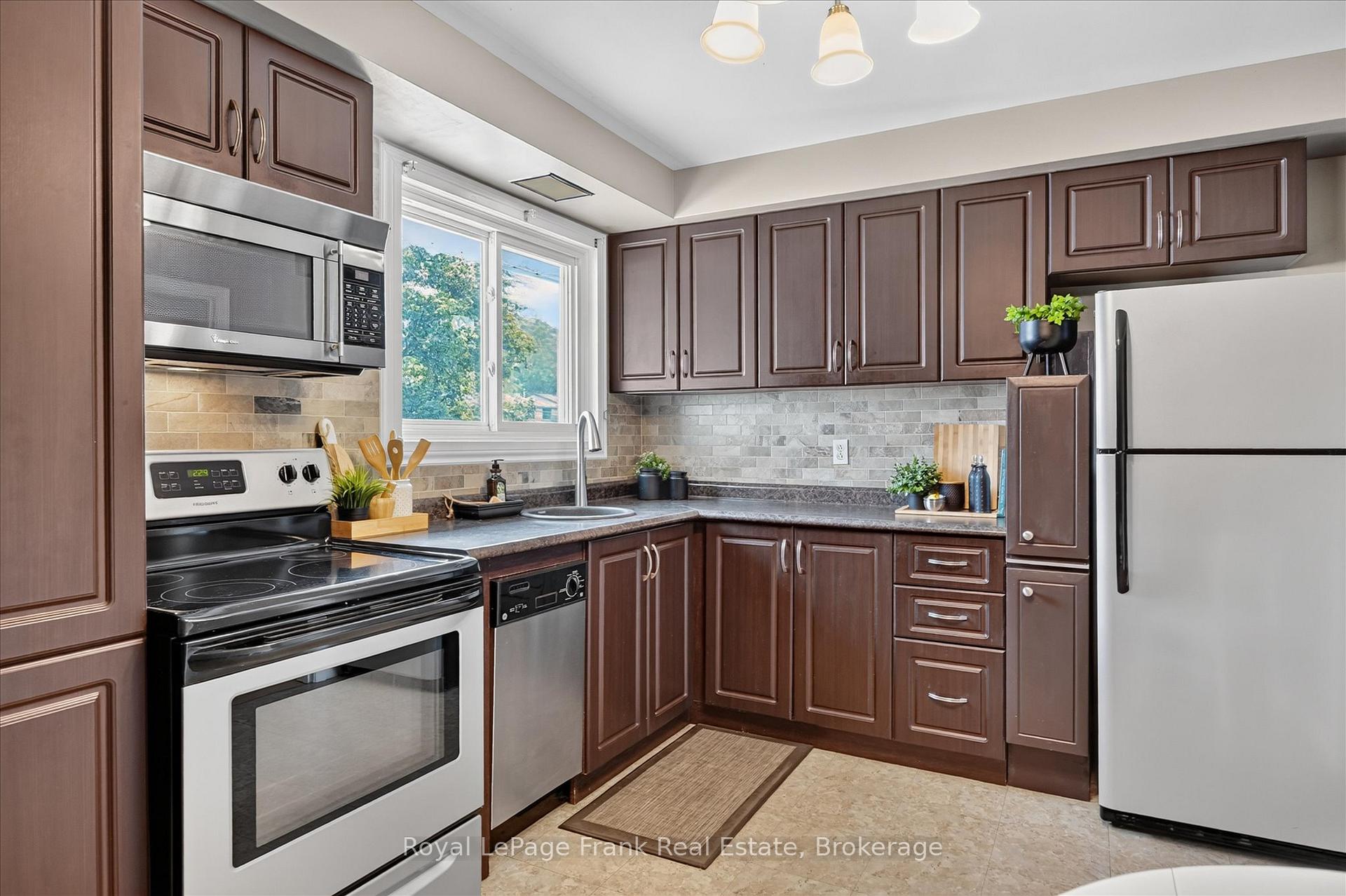 Photo 9 of 870 Hemlock Street, Peterborough, Northcrest Ward 5 — HOMEH