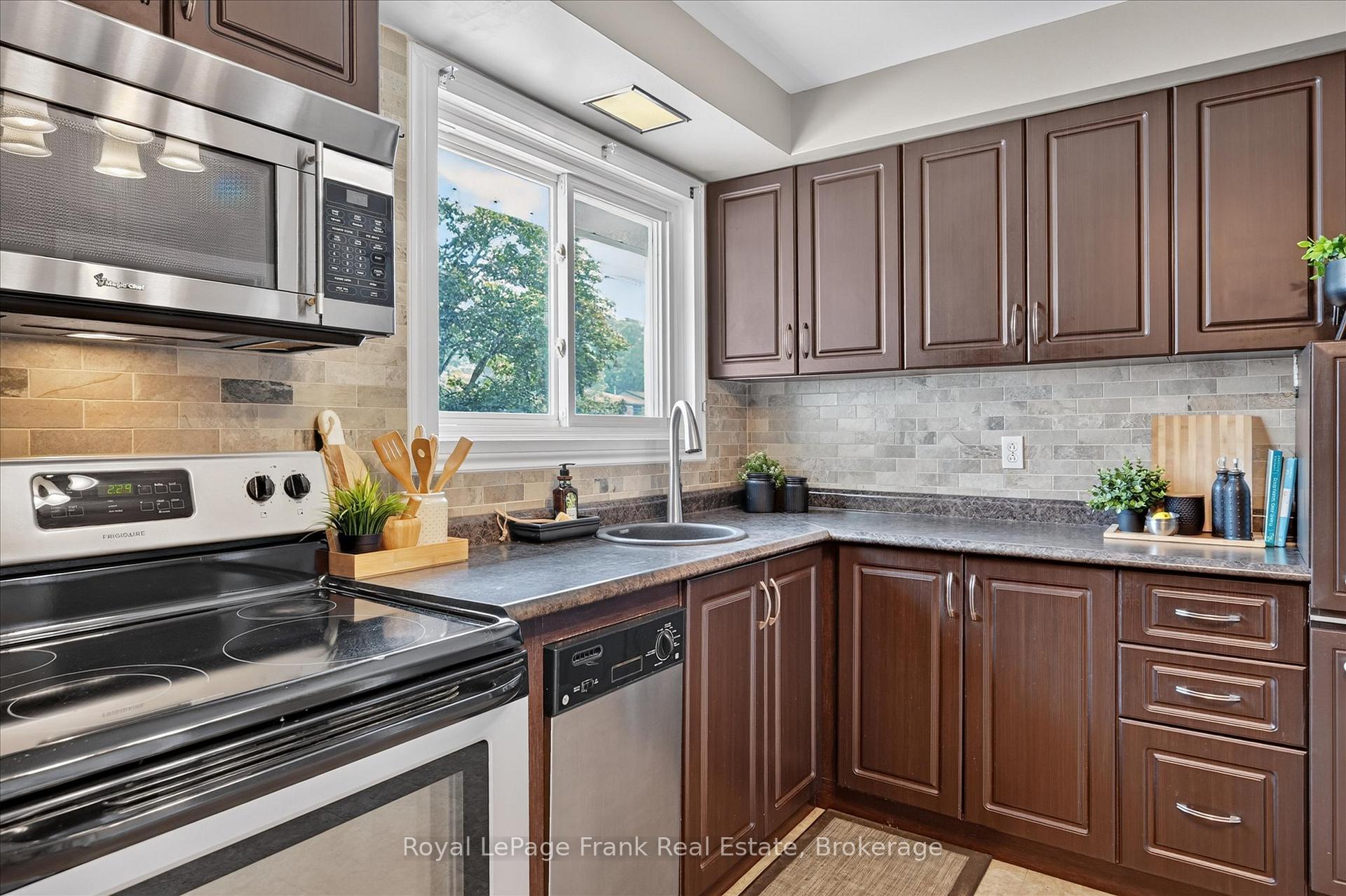 Photo 10 of 870 Hemlock Street, Peterborough, Northcrest Ward 5 — HOMEH
