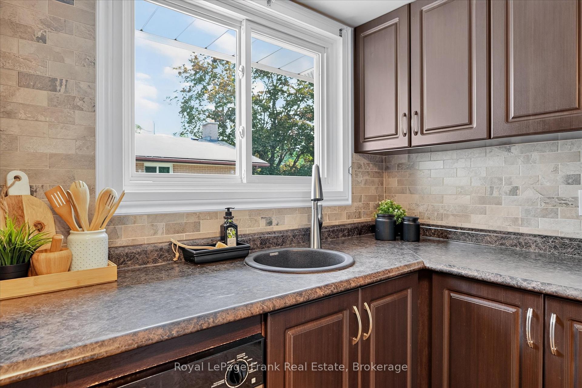 Photo 11 of 870 Hemlock Street, Peterborough, Northcrest Ward 5 — HOMEH