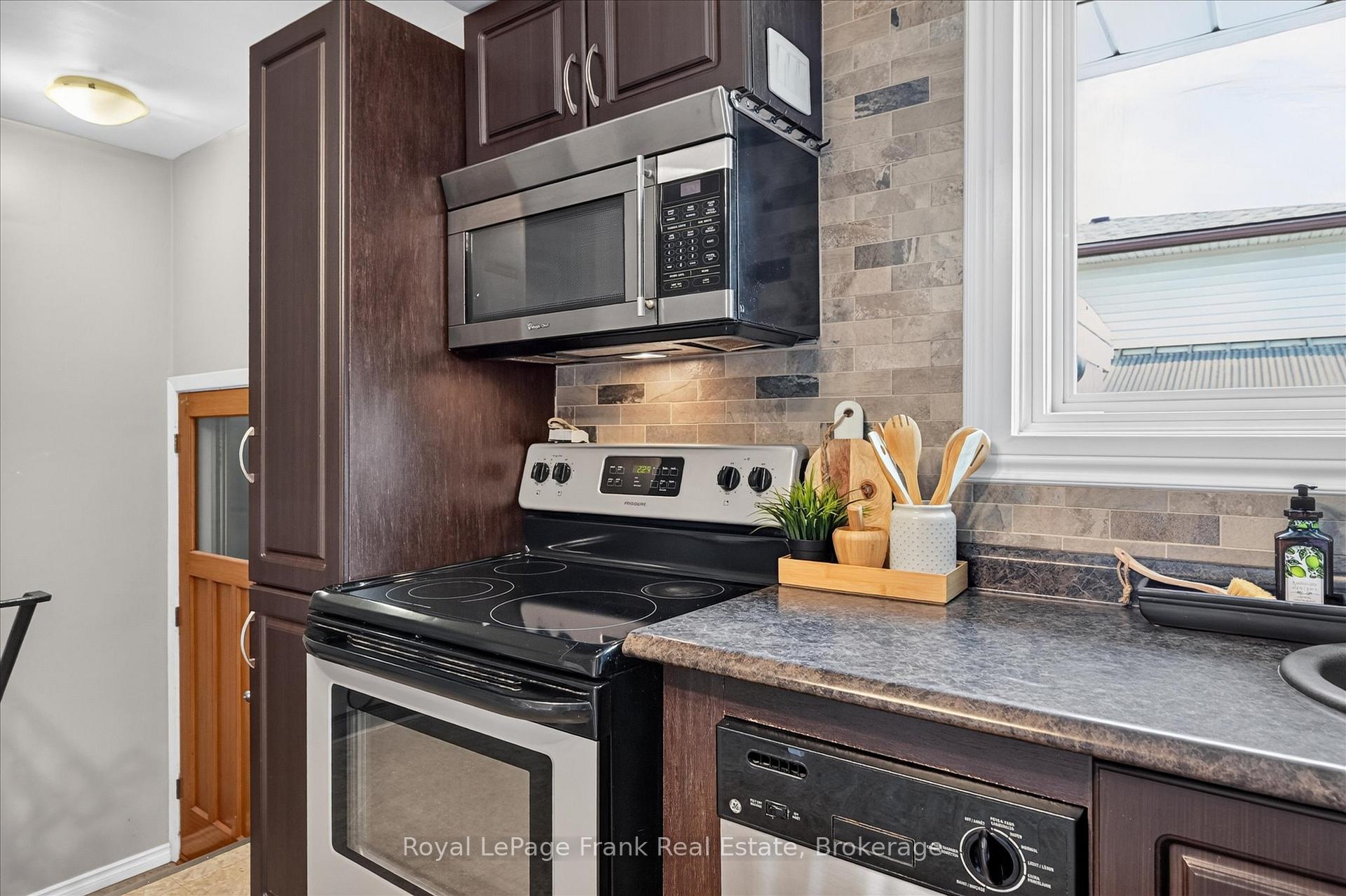 Photo 13 of 870 Hemlock Street, Peterborough, Northcrest Ward 5 — HOMEH