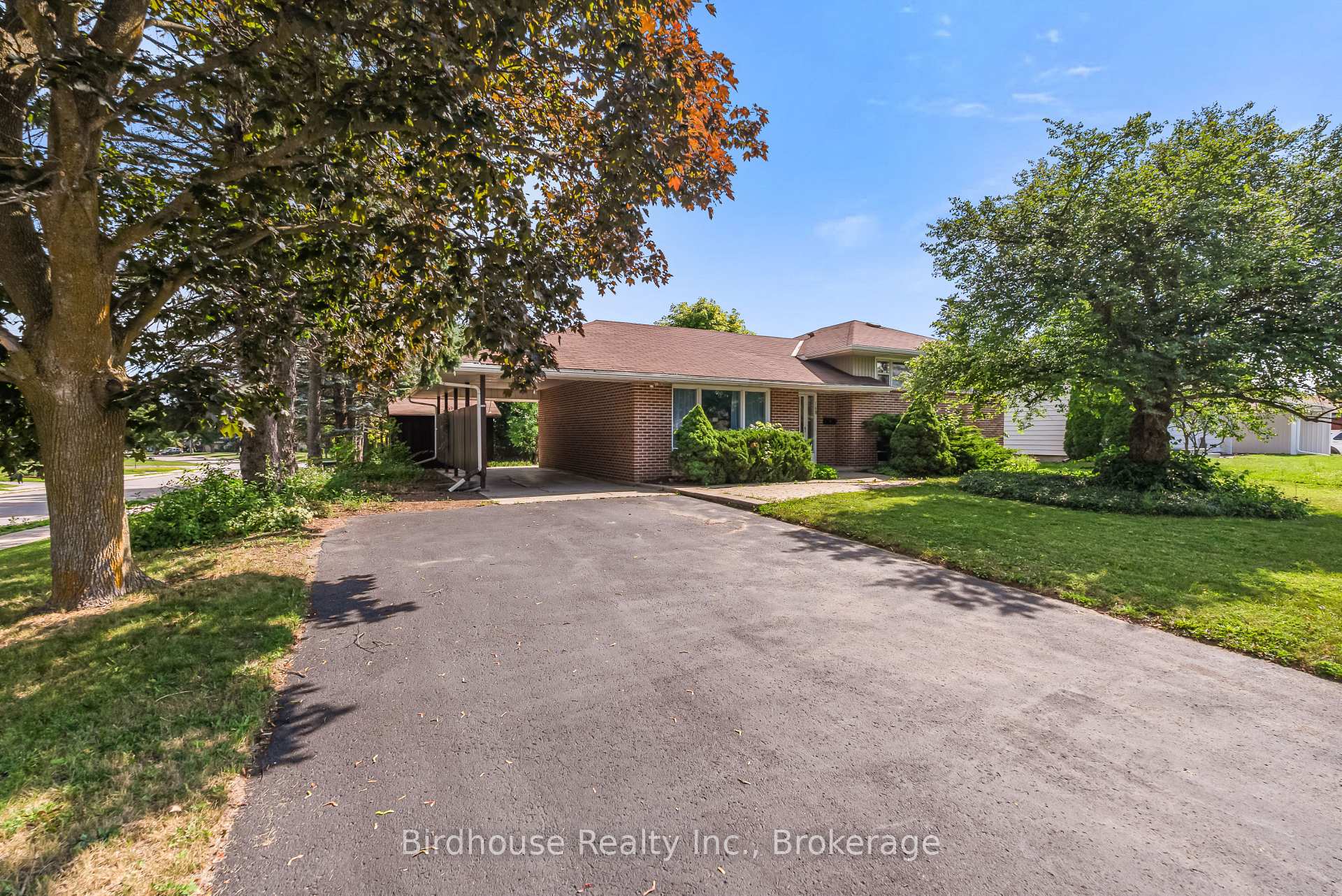 Photo of 168 Adelaide Street N