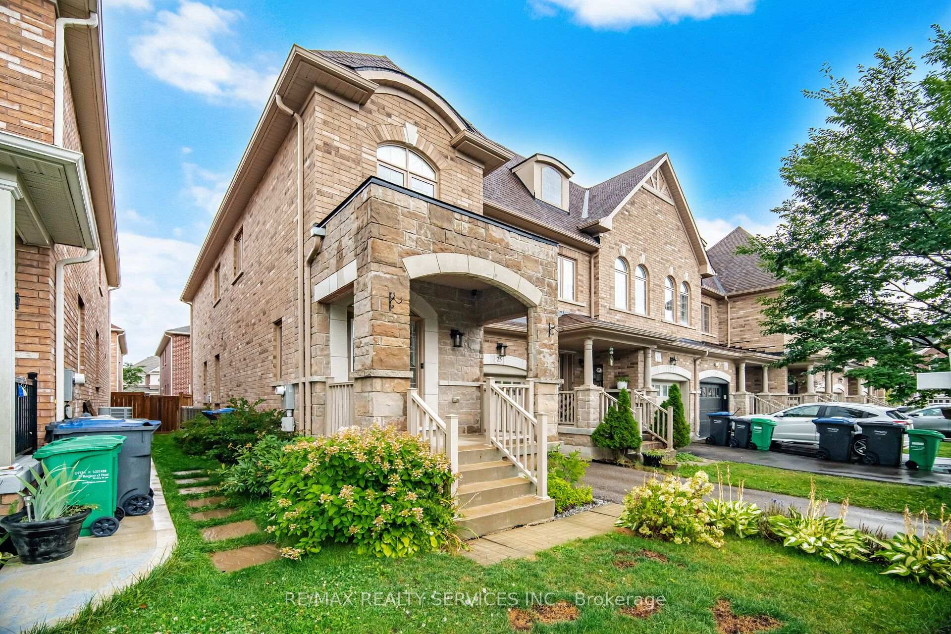 Photo 4 of 25 Yately Street, Brampton, Northwest Brampton — HOMEH