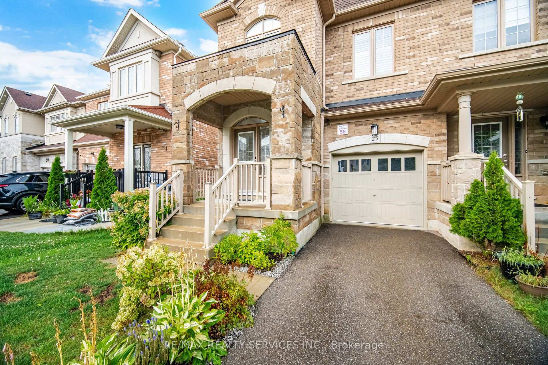 Photo 5 of 25 Yately Street, Brampton, Northwest Brampton — HOMEH