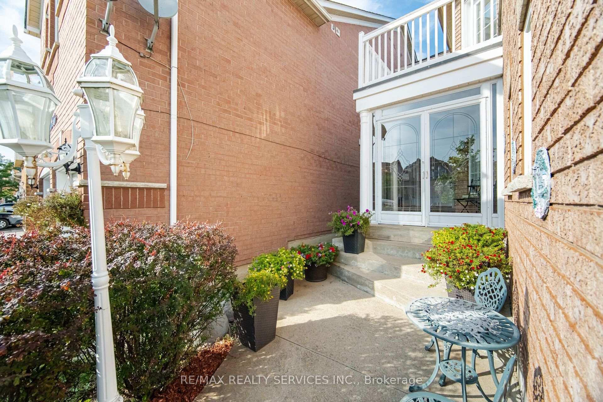 Photo 3 of 39 Legend Lane, Brampton, Fletcher's Creek Village — HOMEH