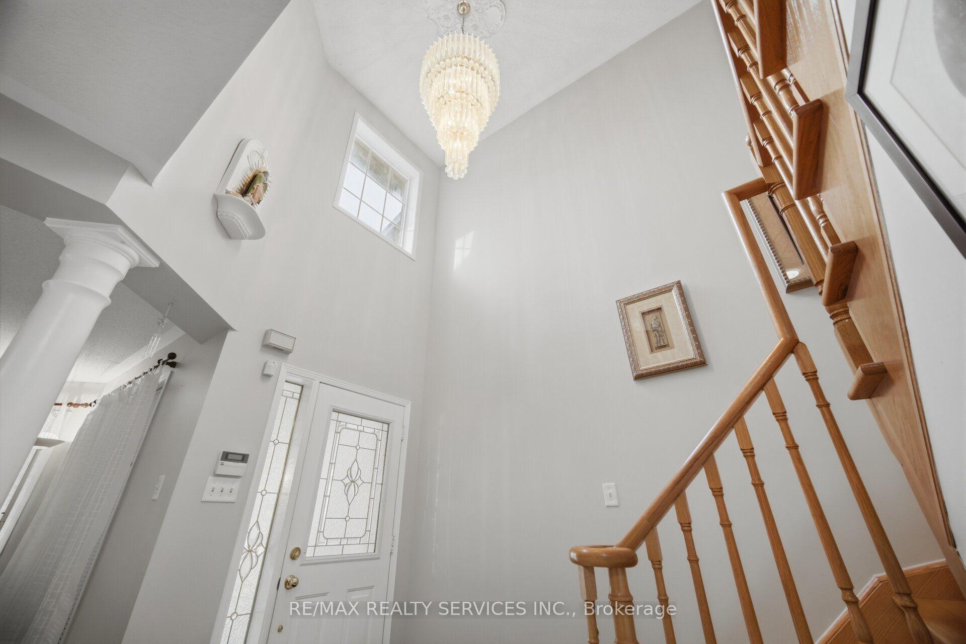 Photo 5 of 39 Legend Lane, Brampton, Fletcher's Creek Village — HOMEH