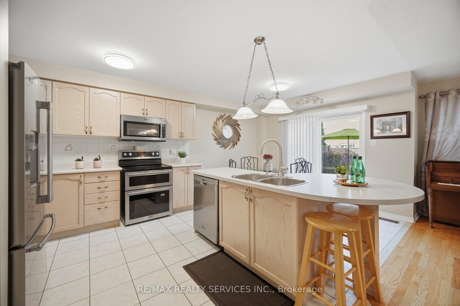 Photo 11 of 39 Legend Lane, Brampton, Fletcher's Creek Village — HOMEH