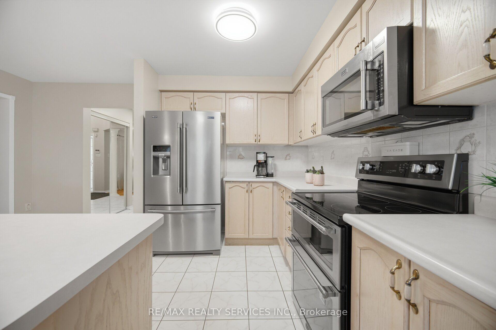 Photo 12 of 39 Legend Lane, Brampton, Fletcher's Creek Village — HOMEH