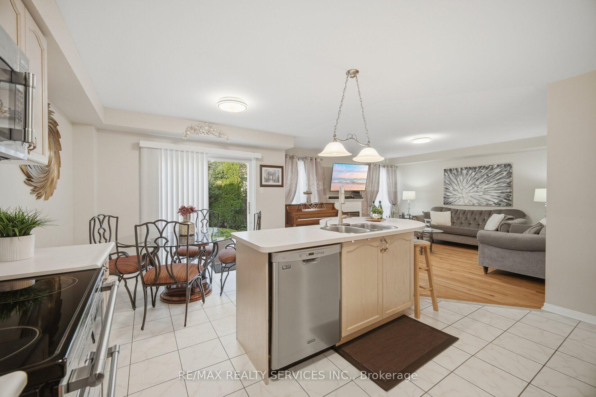 Photo 13 of 39 Legend Lane, Brampton, Fletcher's Creek Village — HOMEH