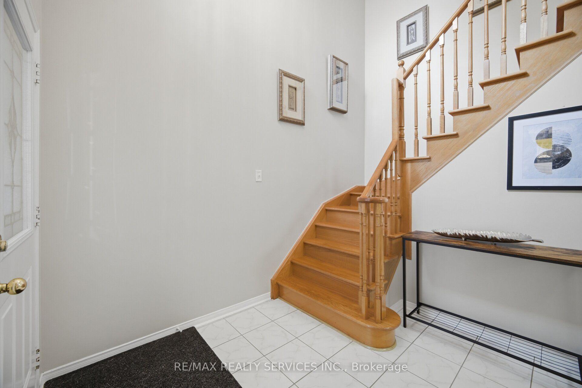 Photo 22 of 39 Legend Lane, Brampton, Fletcher's Creek Village — HOMEH