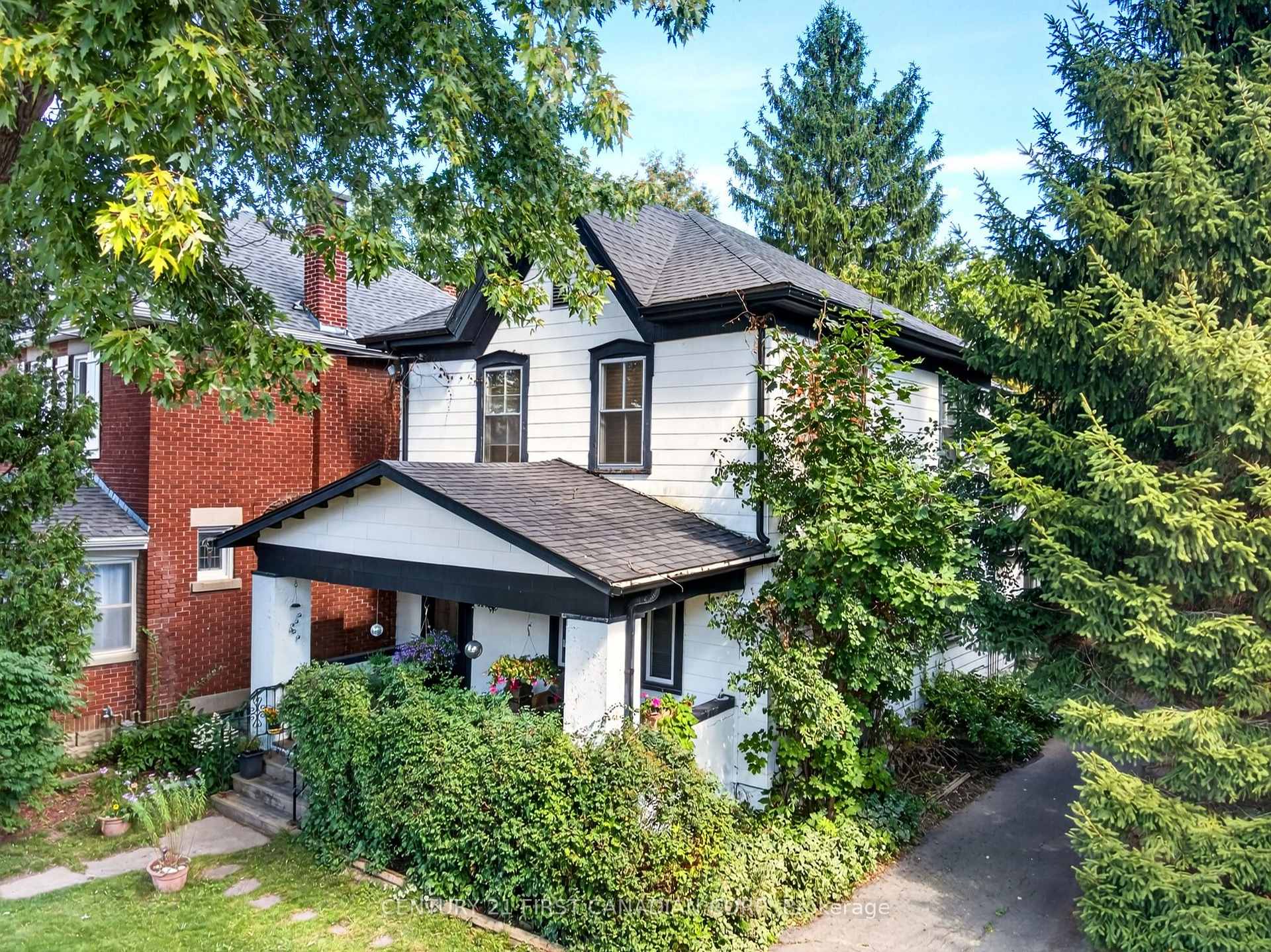 Front of 324 Ridout Street S