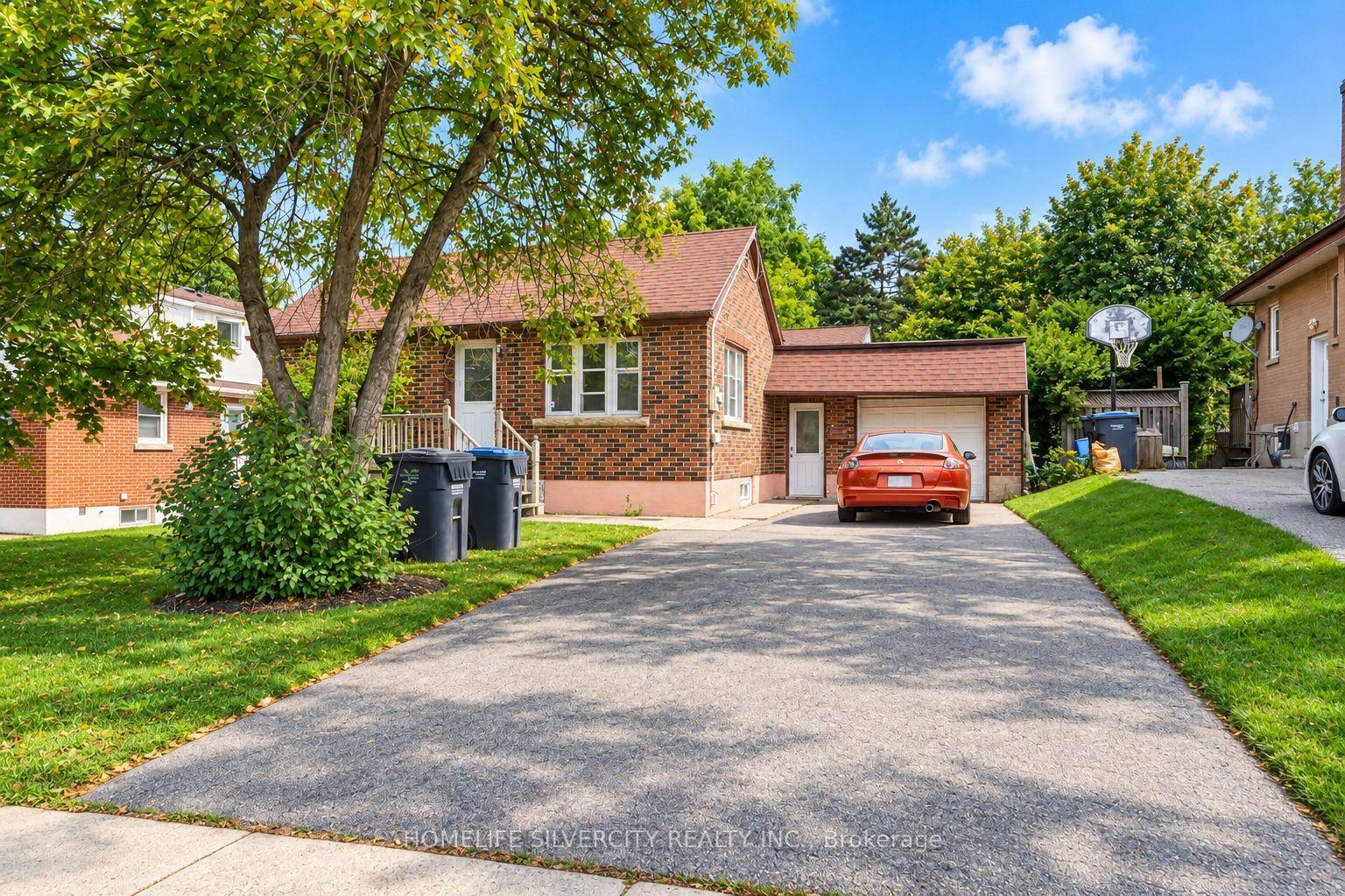 Photo 2 of 30 Woodward Avenue, Brampton, Brampton North — HOMEH