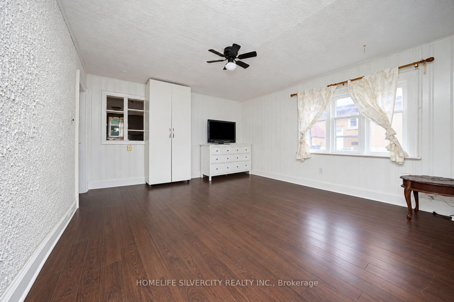 Photo 3 of 30 Woodward Avenue, Brampton, Brampton North — HOMEH