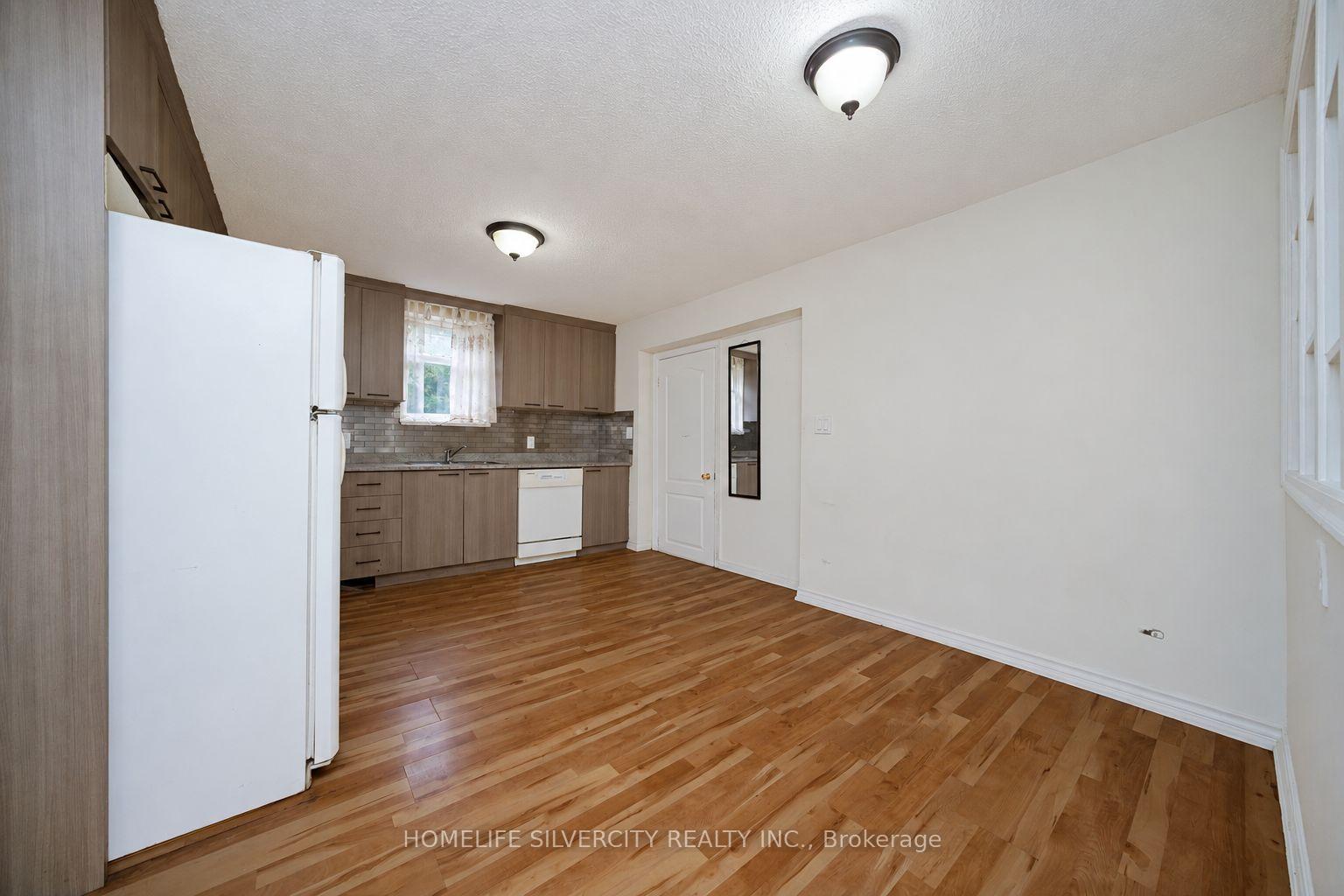 Photo 7 of 30 Woodward Avenue, Brampton, Brampton North — HOMEH