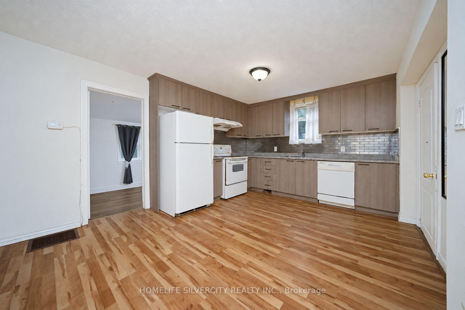 Photo 8 of 30 Woodward Avenue, Brampton, Brampton North — HOMEH