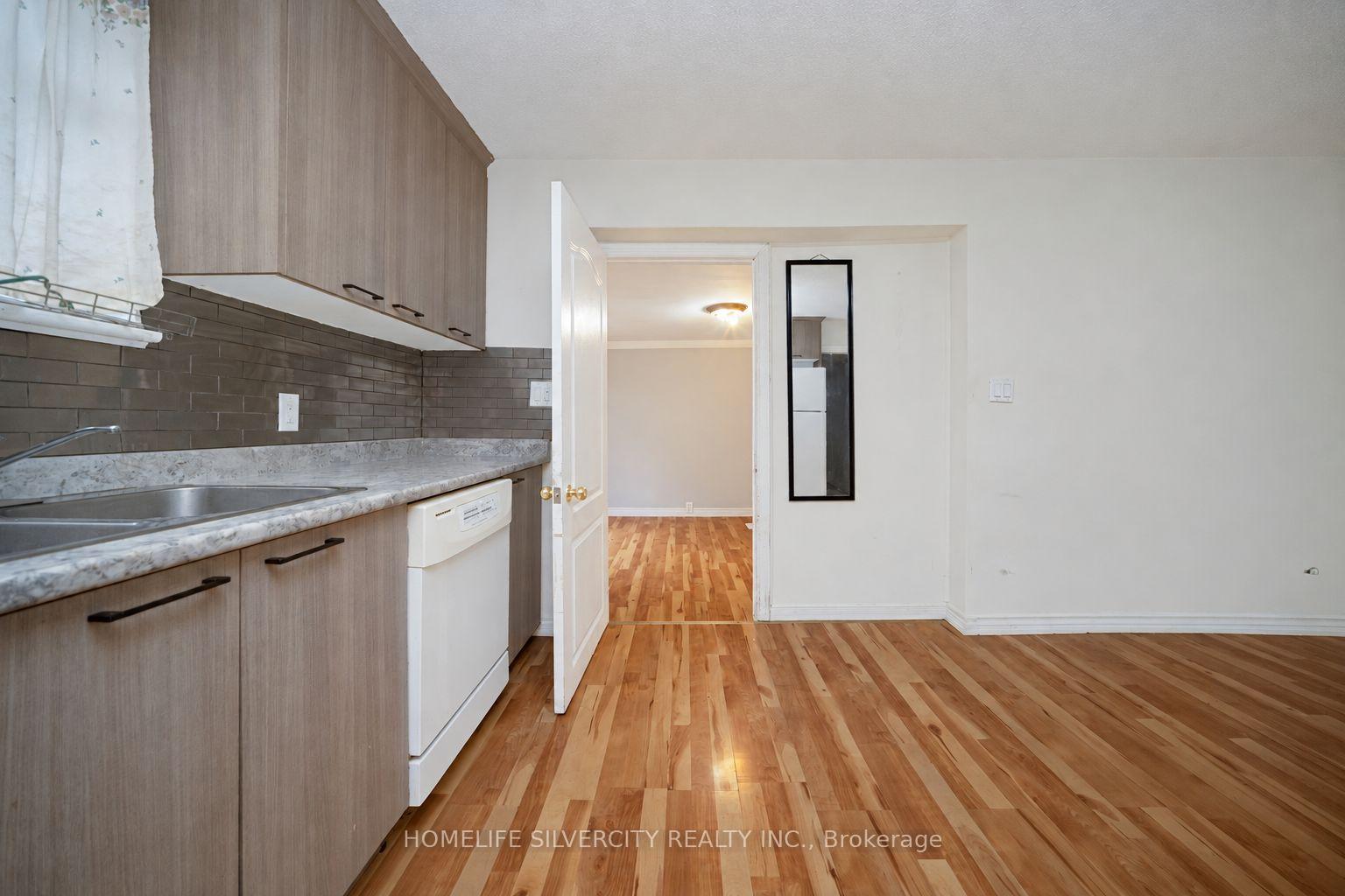 Photo 12 of 30 Woodward Avenue, Brampton, Brampton North — HOMEH