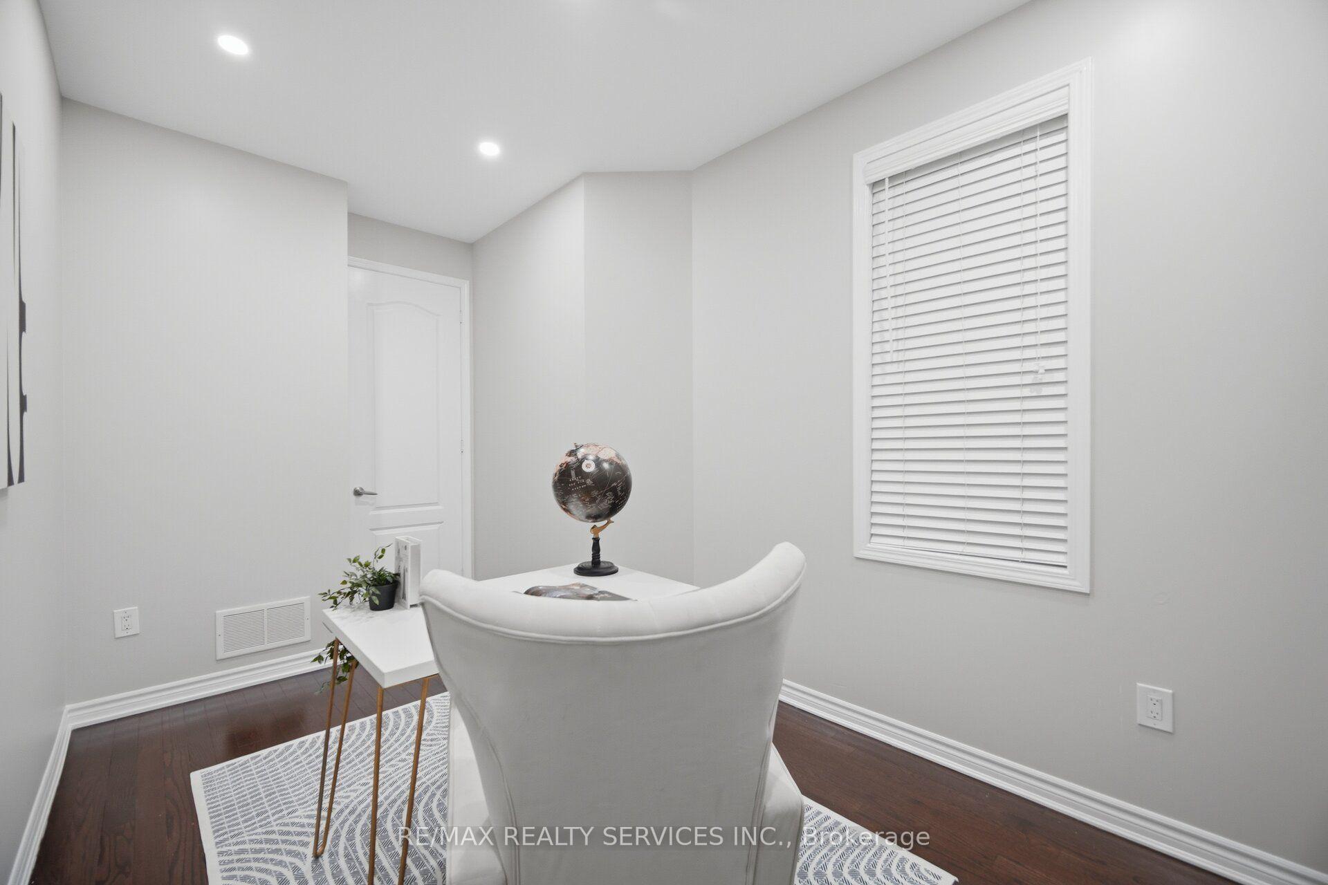 Photo 4 of 3 Fenchurch Drive, Brampton, Northwest Brampton — HOMEH