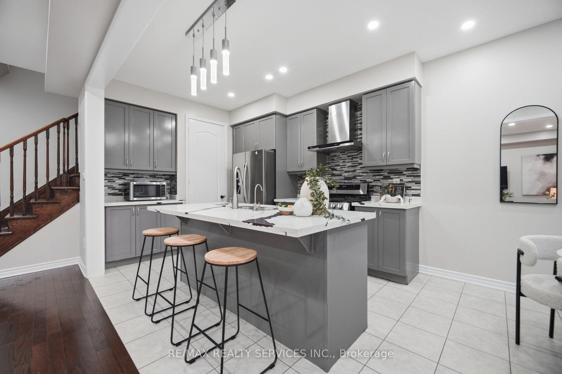 Photo 13 of 3 Fenchurch Drive, Brampton, Northwest Brampton — HOMEH