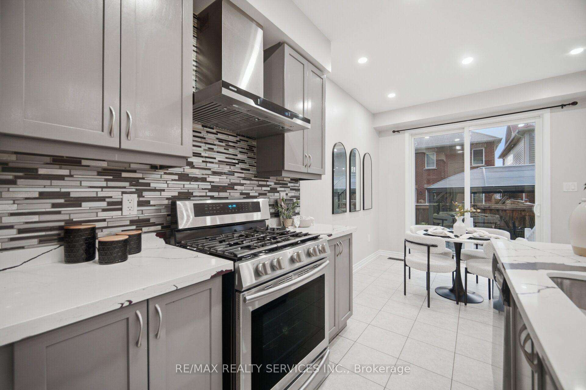 Photo 15 of 3 Fenchurch Drive, Brampton, Northwest Brampton — HOMEH
