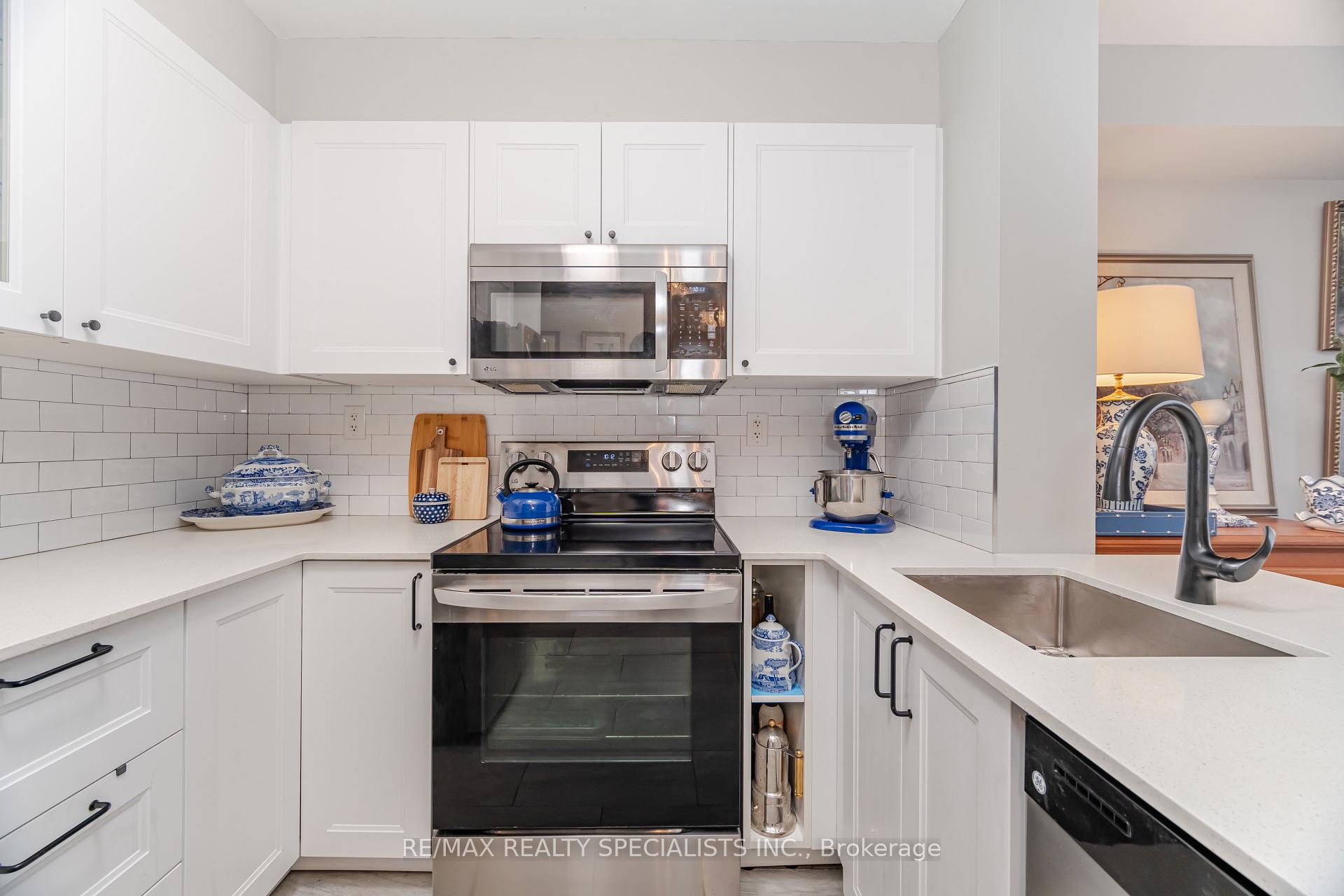 Photo 10 of Unit 1005, 5 Michael Power Place, Etobicoke, Islington-City Centre West — HOMEH