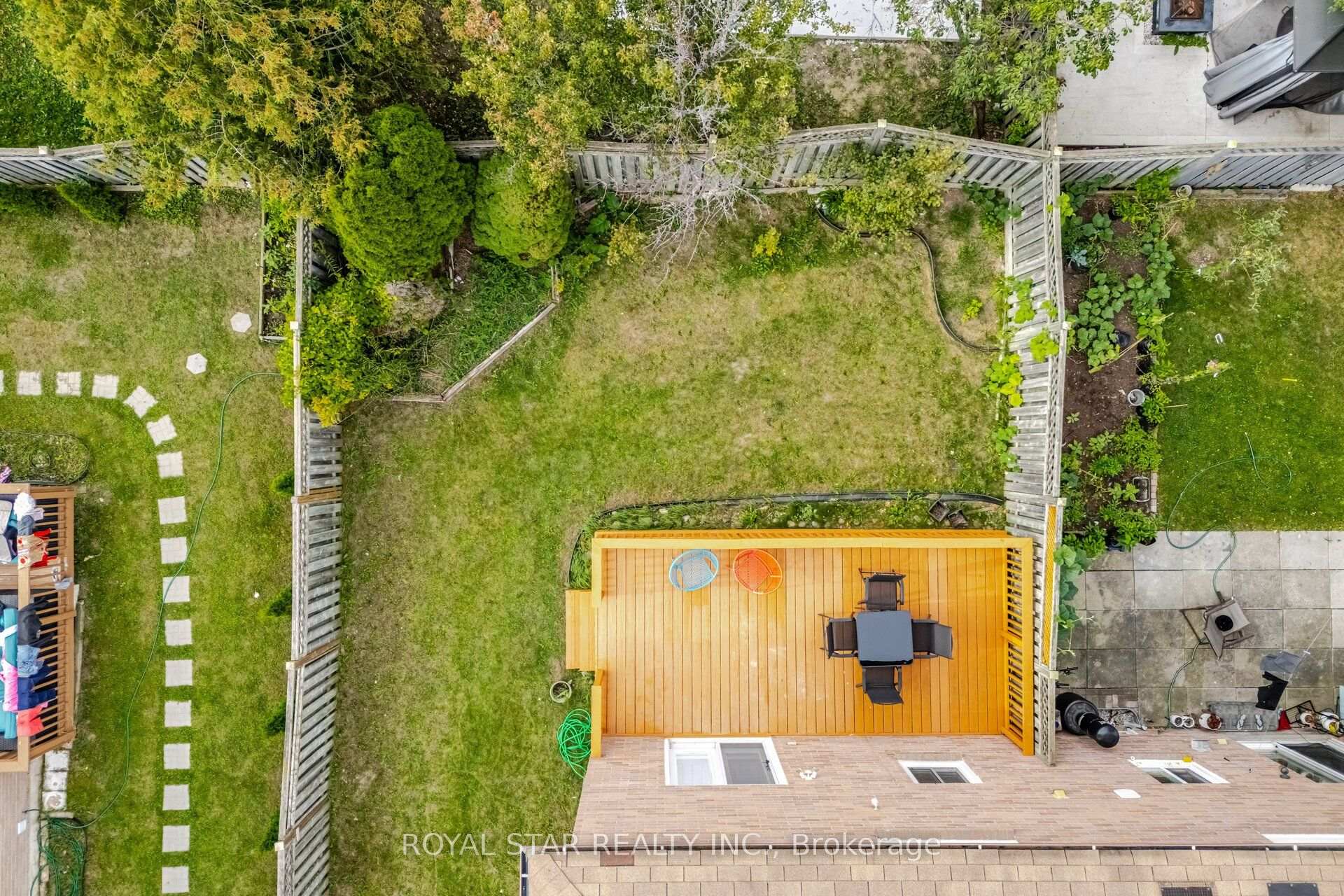 Photo 40 of 39 Ebby Avenue E, Brampton, Heart Lake West — HOMEH