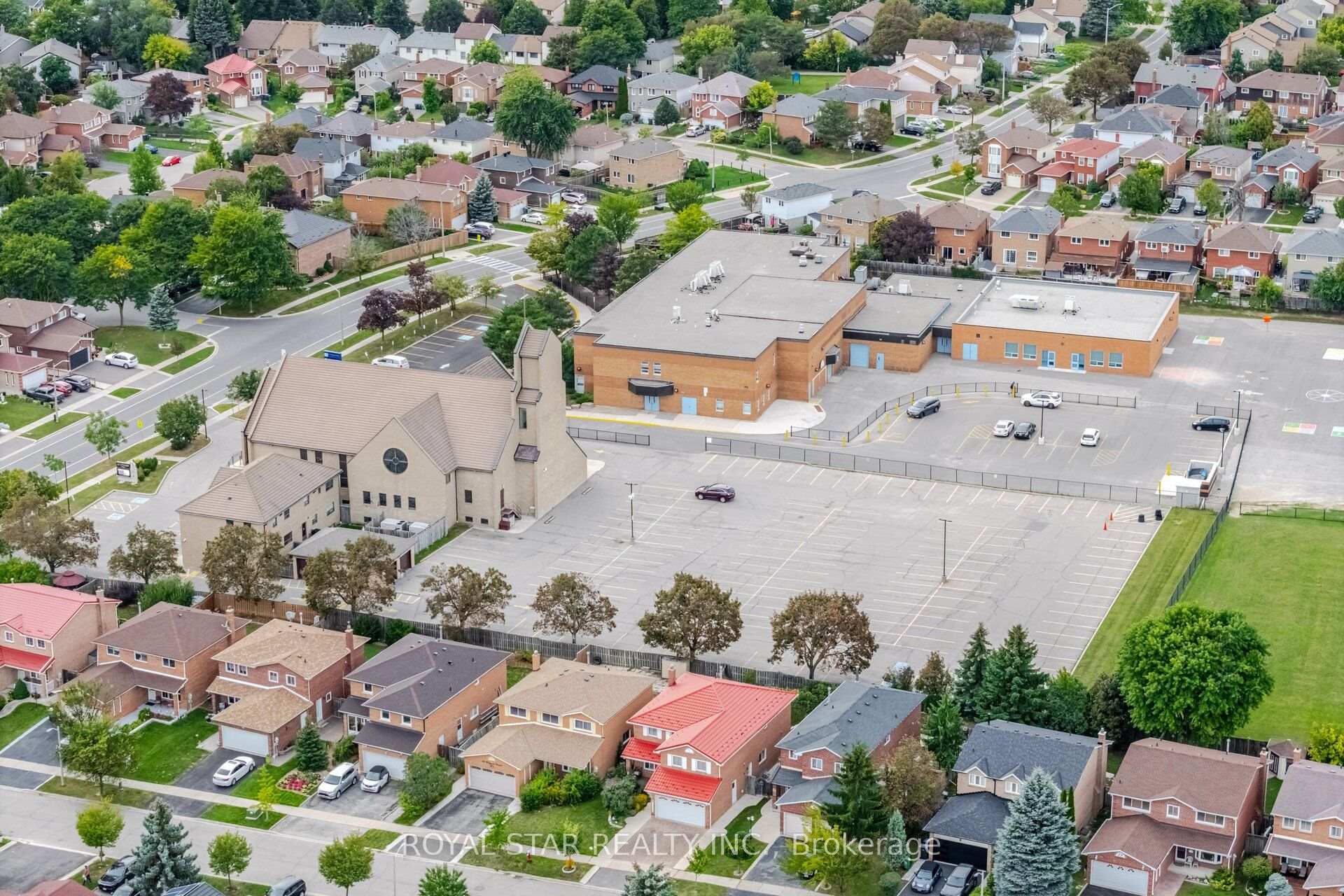 Photo 45 of 39 Ebby Avenue E, Brampton, Heart Lake West — HOMEH