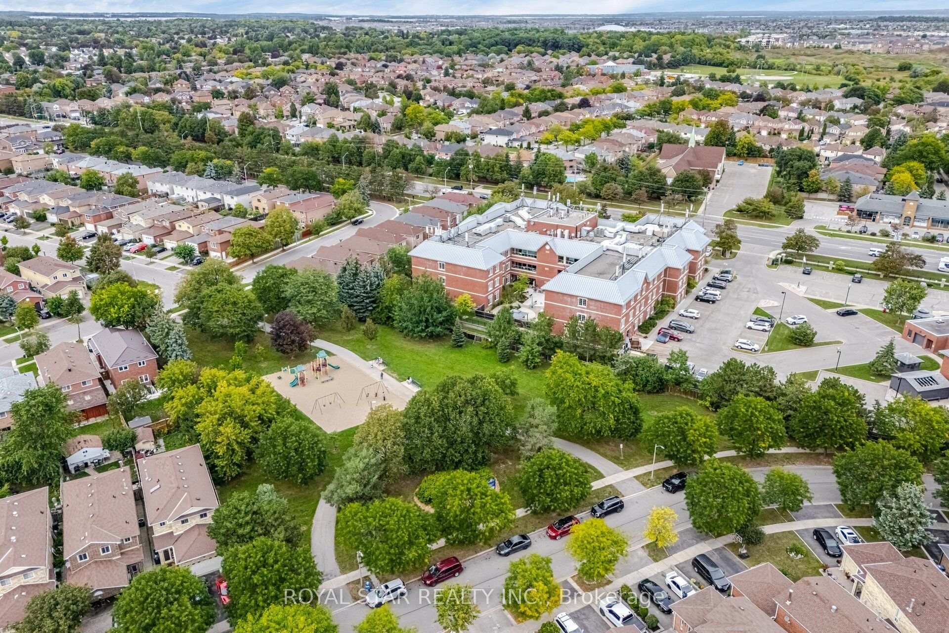 Photo 48 of 39 Ebby Avenue E, Brampton, Heart Lake West — HOMEH