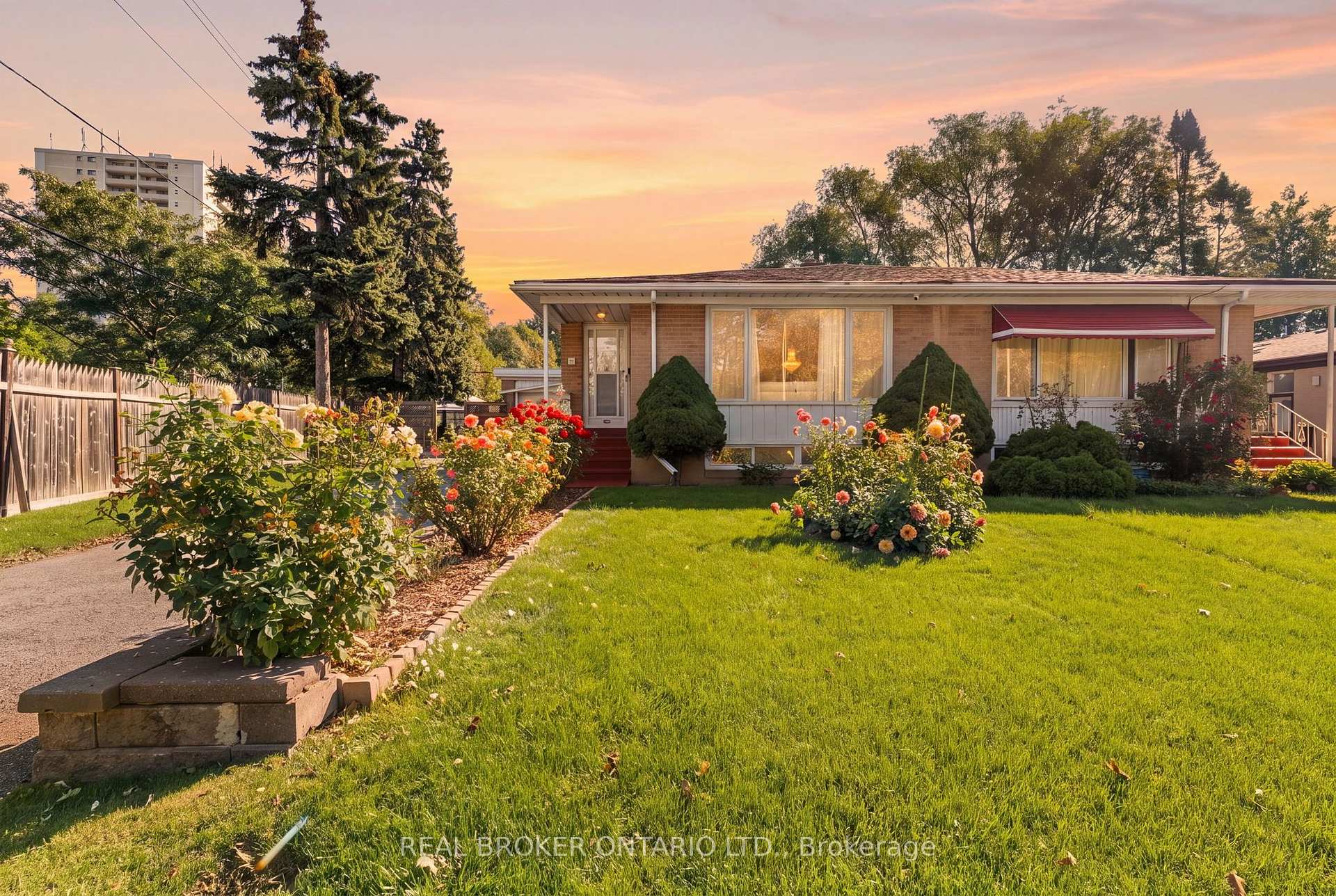 Photo 2 of 55 Rayoak Drive, North York, Parkwoods-Donalda — HOMEH
