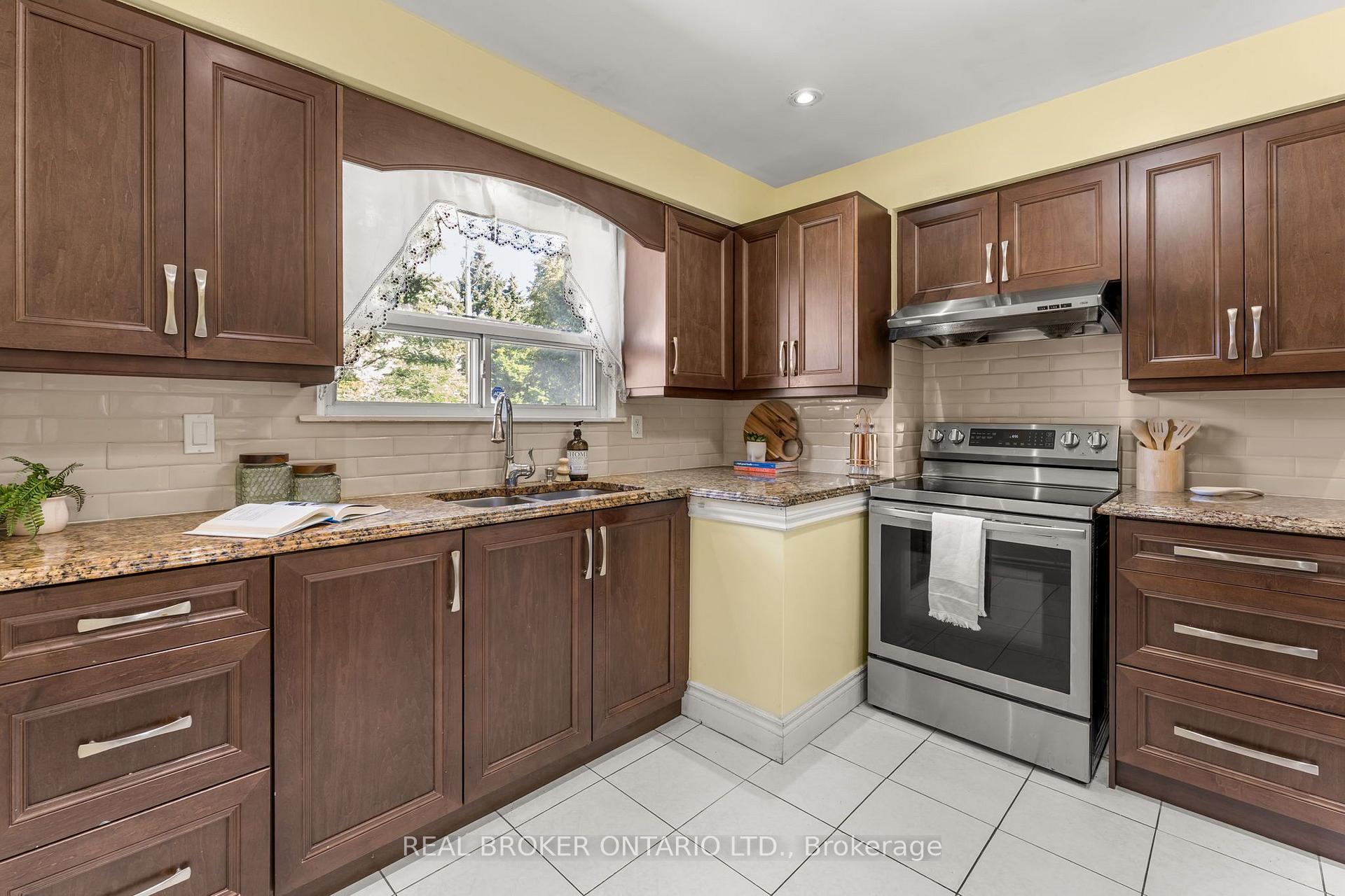 Photo 10 of 55 Rayoak Drive, North York, Parkwoods-Donalda — HOMEH