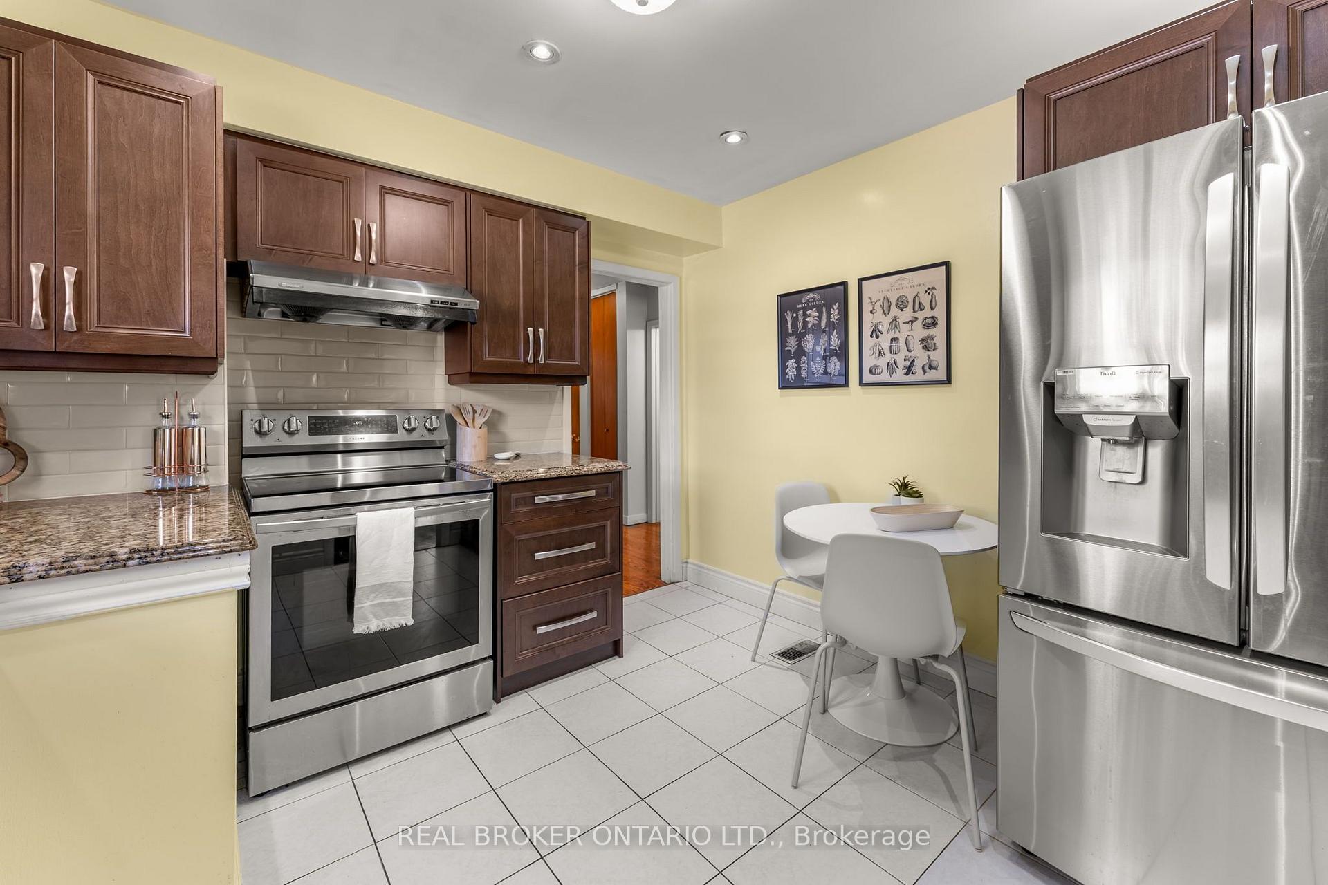 Photo 11 of 55 Rayoak Drive, North York, Parkwoods-Donalda — HOMEH