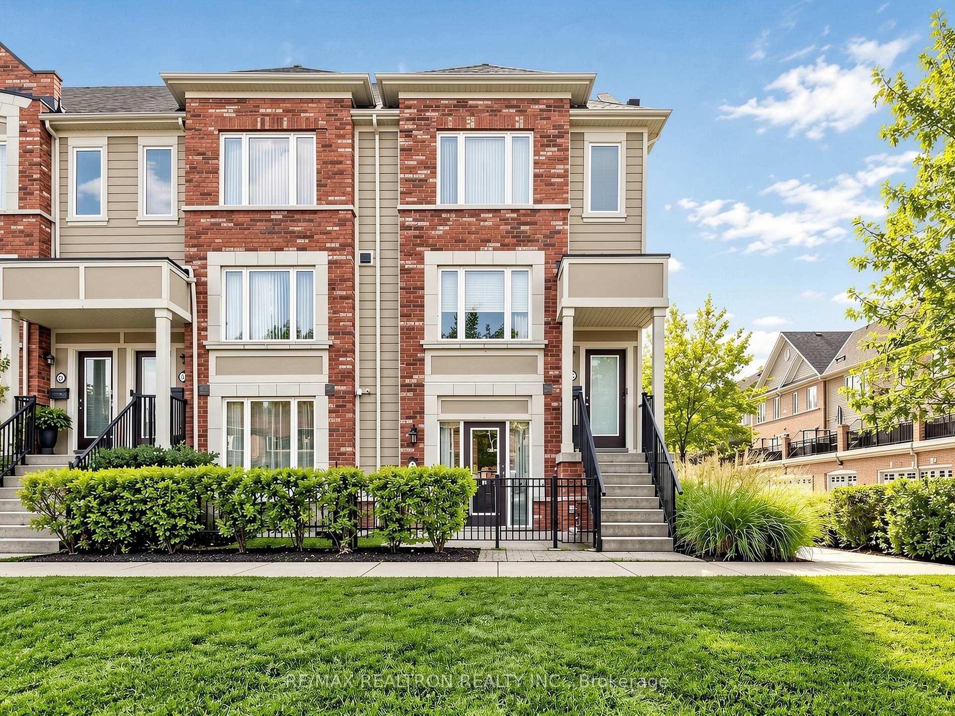Photo 2 of 16 Walter Dove Court, Aurora, Bayview Wellington — HOMEH