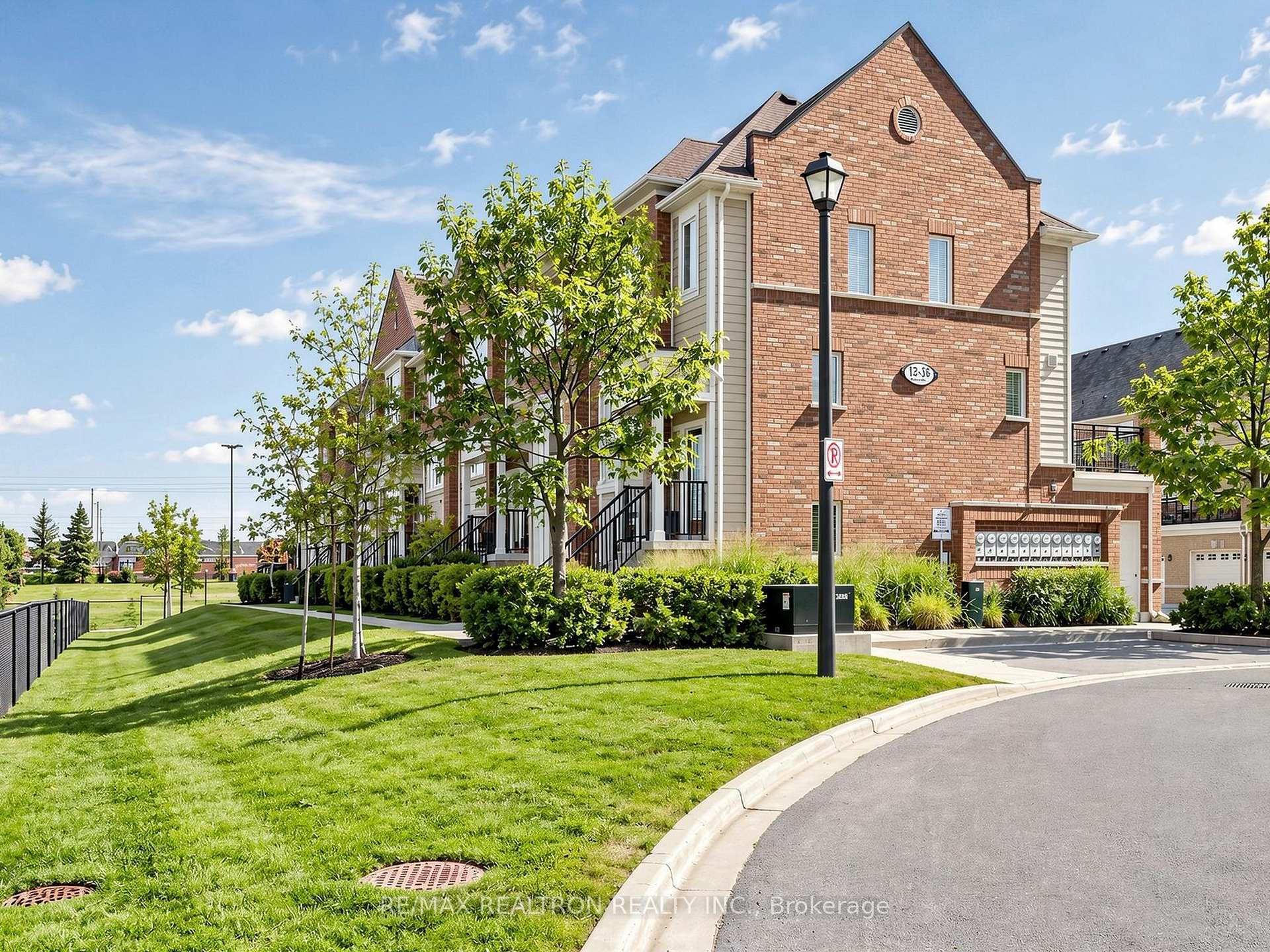 Photo 3 of 16 Walter Dove Court, Aurora, Bayview Wellington — HOMEH