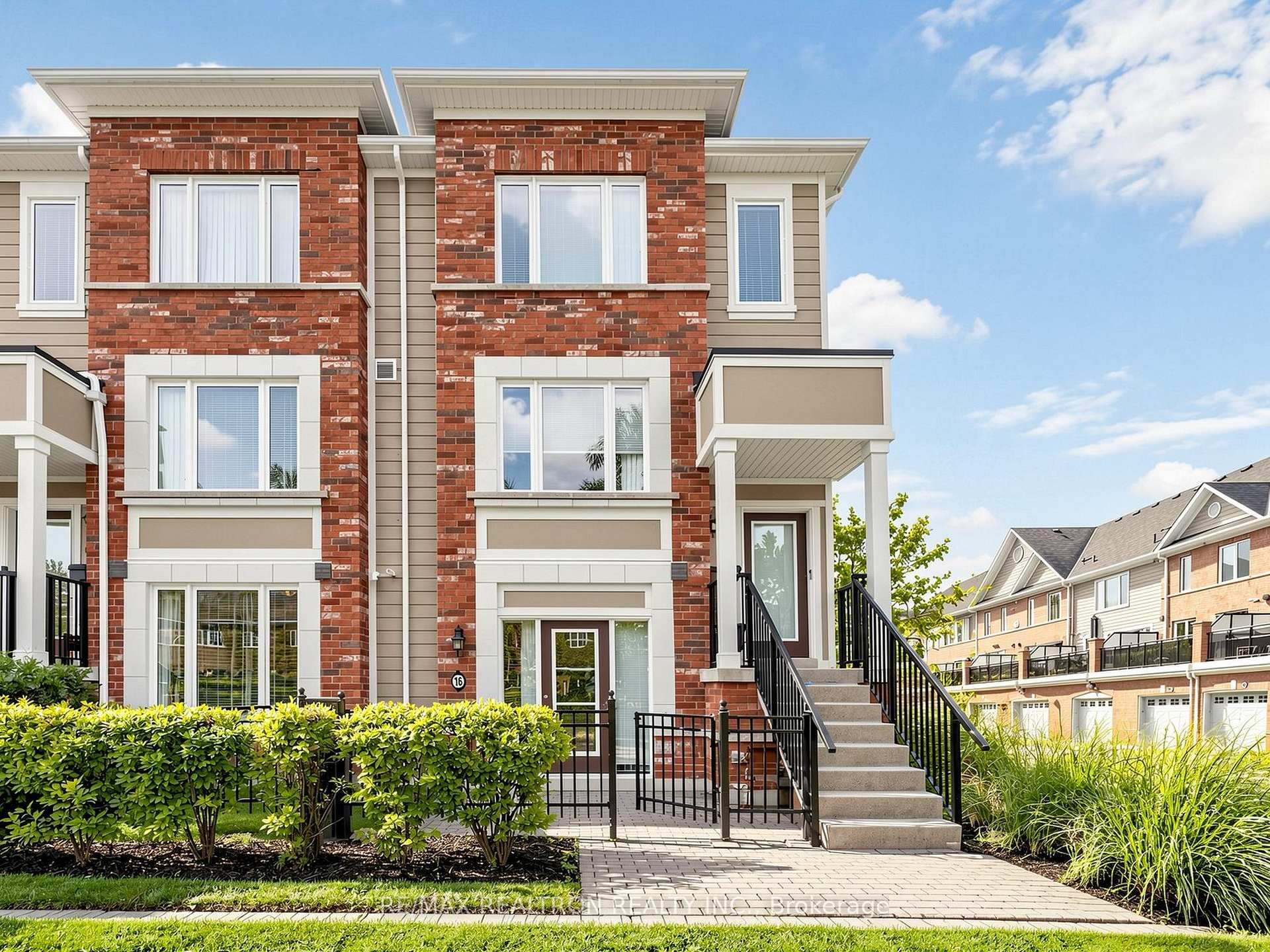 Photo 4 of 16 Walter Dove Court, Aurora, Bayview Wellington — HOMEH
