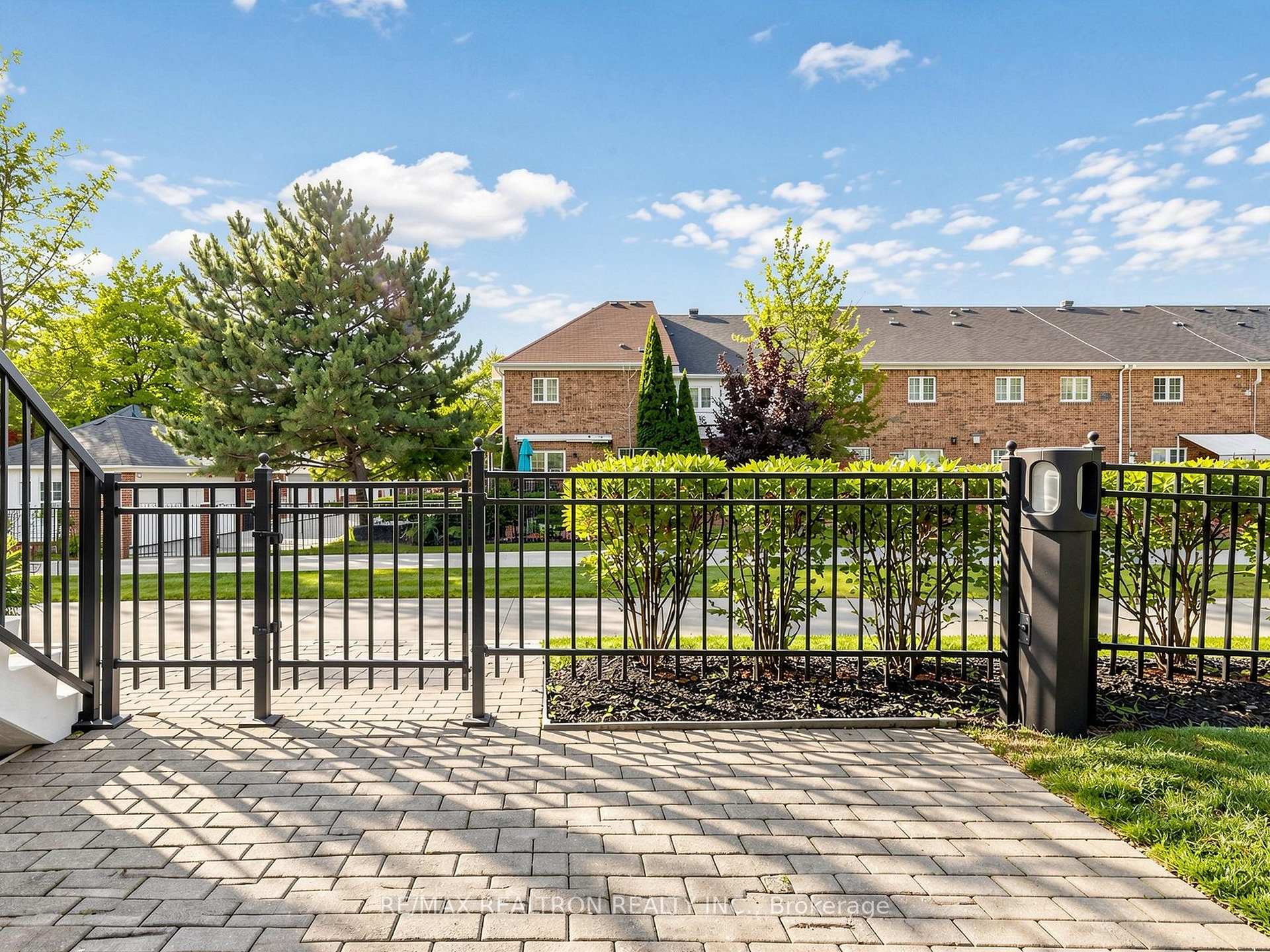 Photo 8 of 16 Walter Dove Court, Aurora, Bayview Wellington — HOMEH