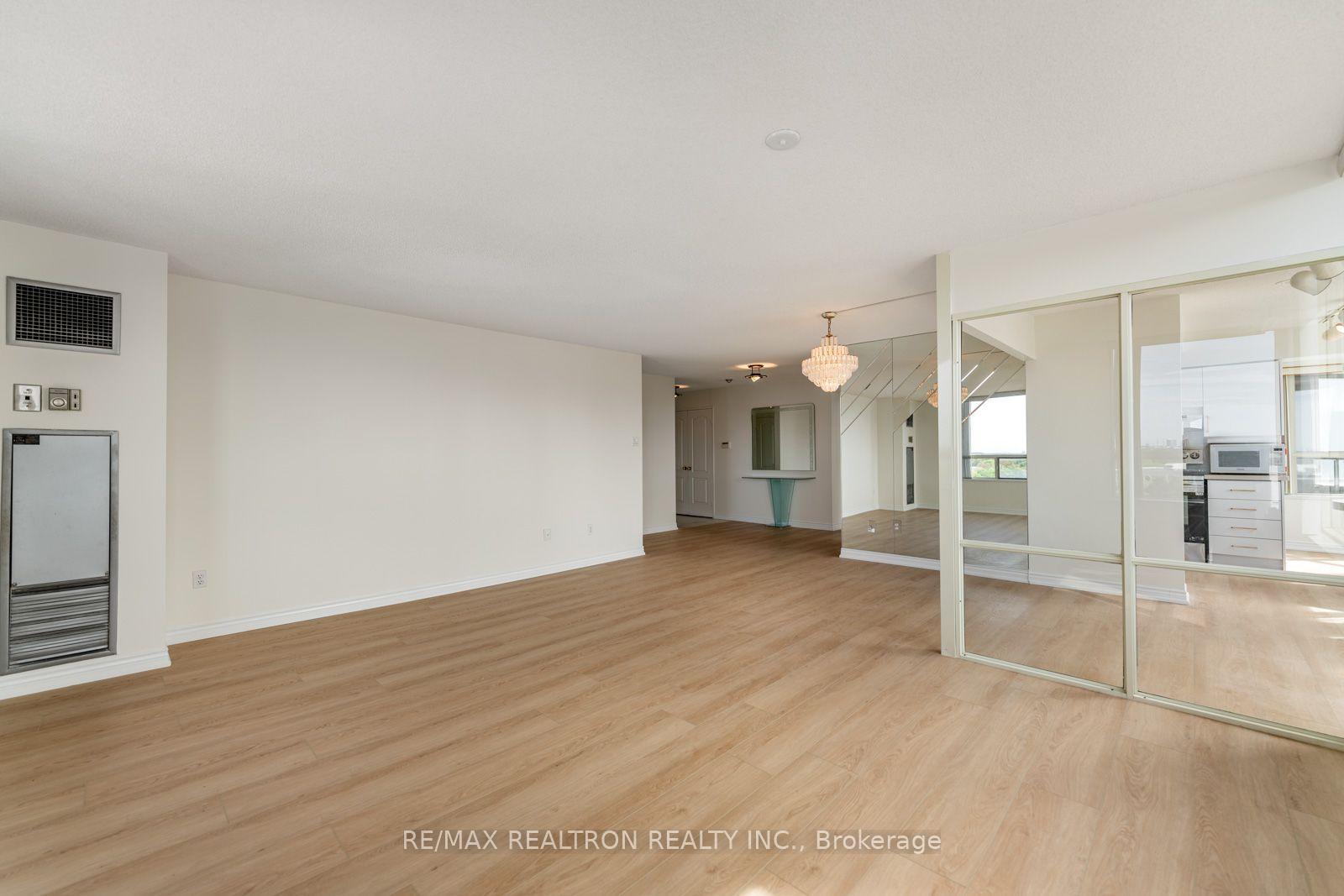 Photo 7 of Unit 803, 7 Townsgate Drive, Vaughan, Crestwood-Springfarm-Yorkhill — HOMEH