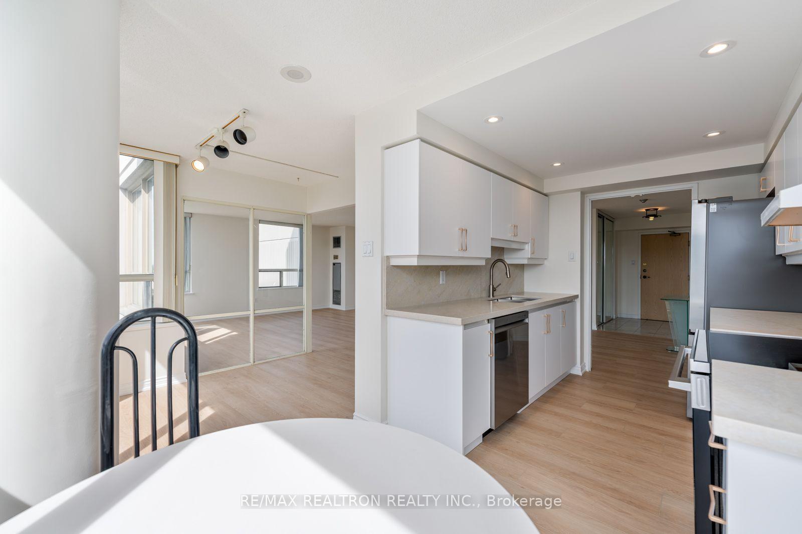 Photo 10 of Unit 803, 7 Townsgate Drive, Vaughan, Crestwood-Springfarm-Yorkhill — HOMEH