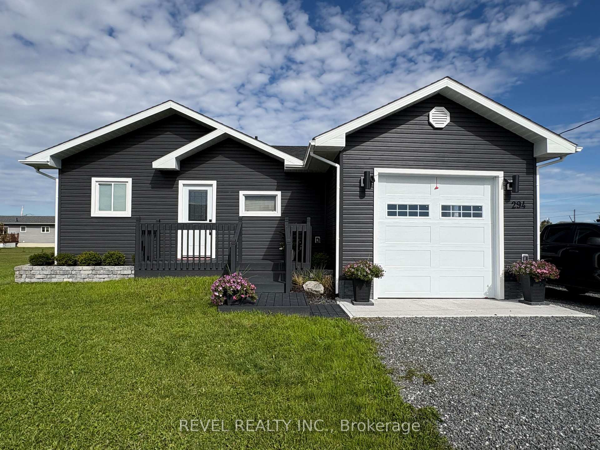 Photo of 294 Chabot Crescent
