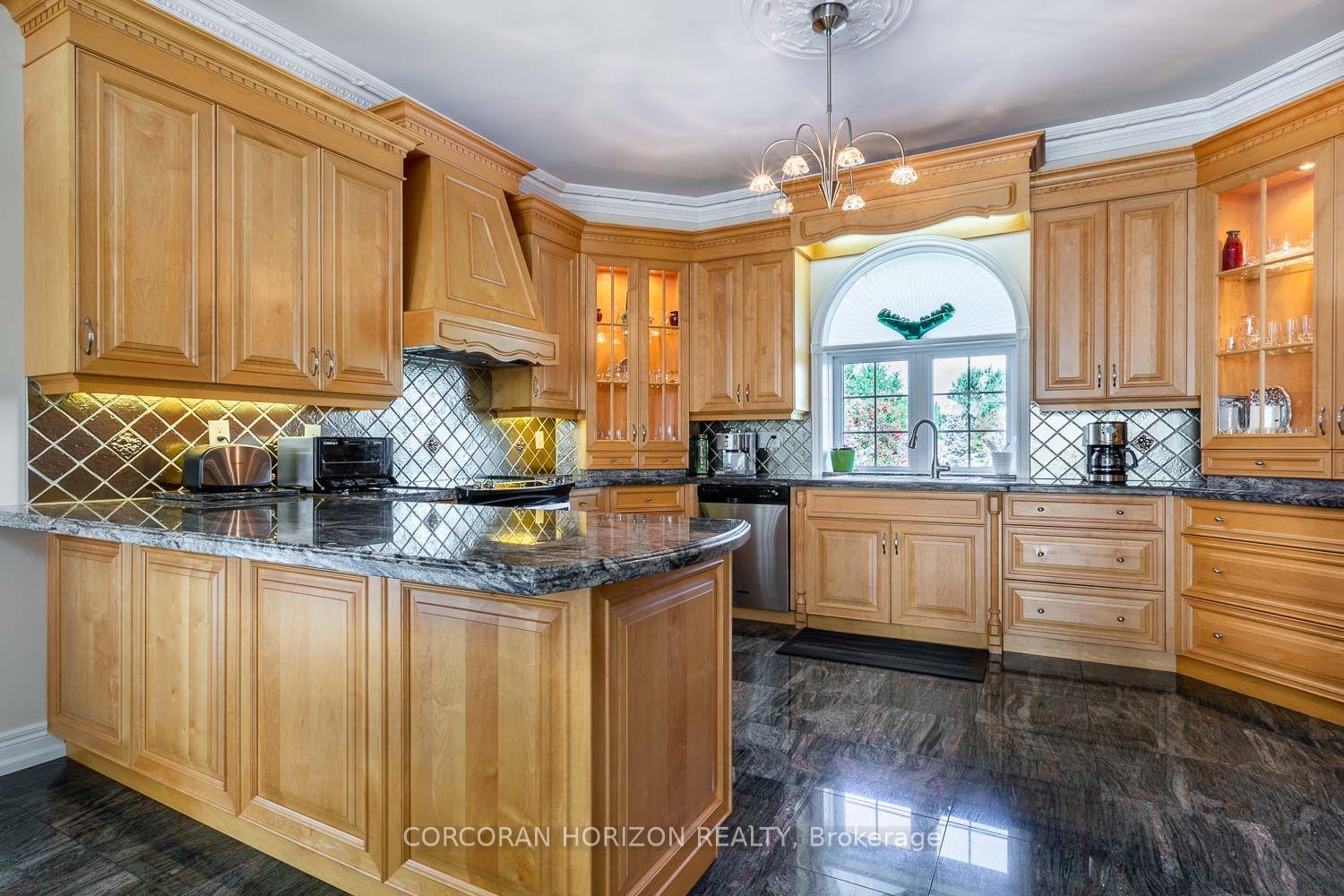 Photo 5 of 16 Rosegarden Drive, Brampton, Toronto Gore Rural Estate — HOMEH