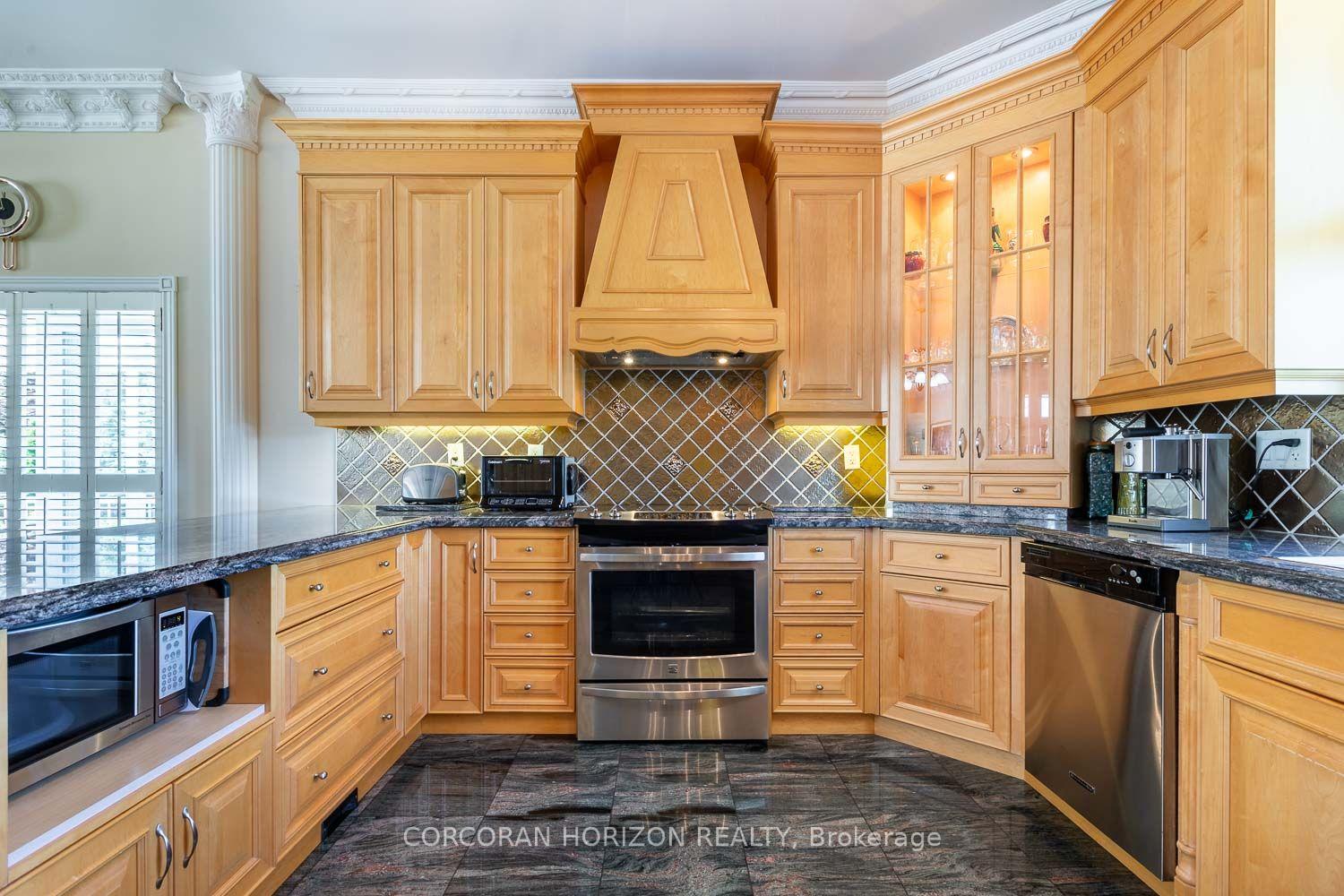 Photo 6 of 16 Rosegarden Drive, Brampton, Toronto Gore Rural Estate — HOMEH