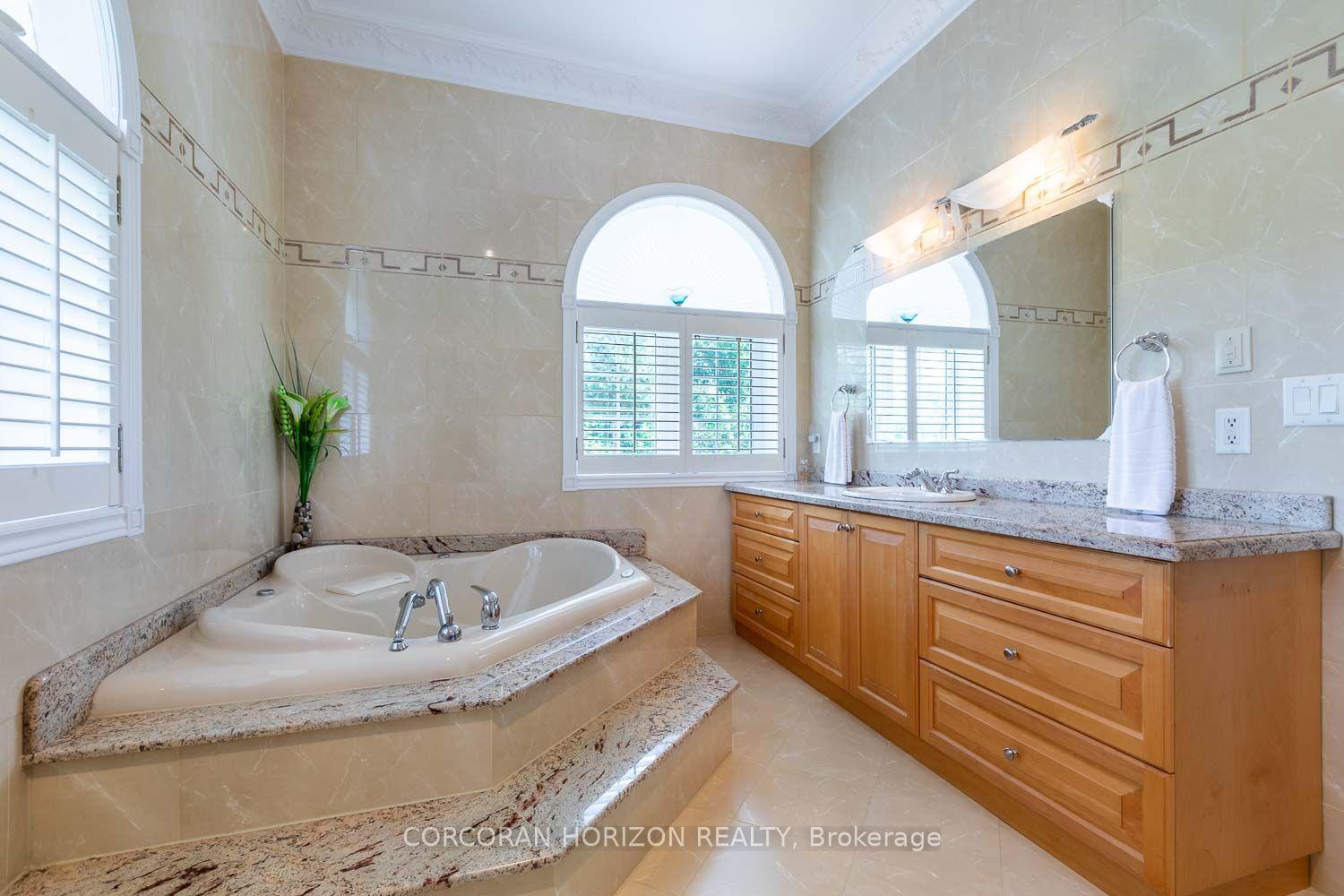Photo 14 of 16 Rosegarden Drive, Brampton, Toronto Gore Rural Estate — HOMEH