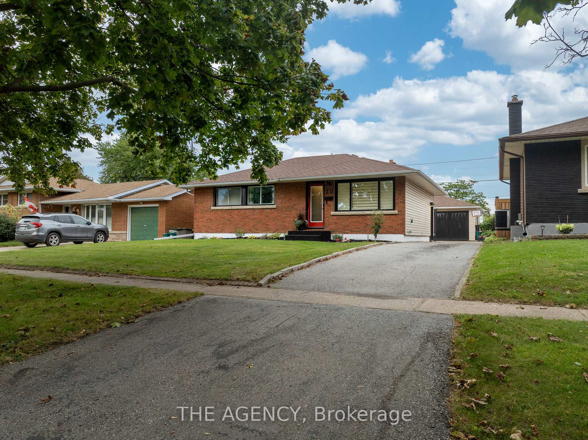 Photo 4 of 20 Ridge Point Drive, St. Catharines, Burleigh Hill — HOMEH