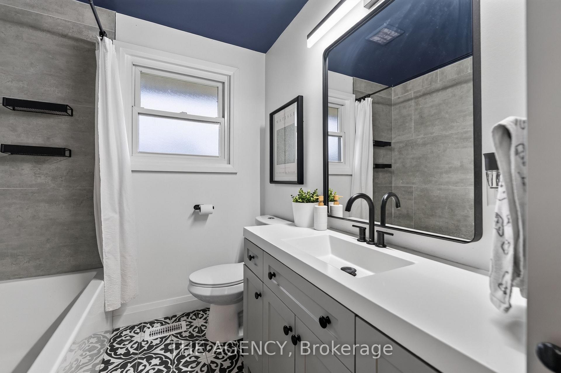 Photo 8 of 20 Ridge Point Drive, St. Catharines, Burleigh Hill — HOMEH
