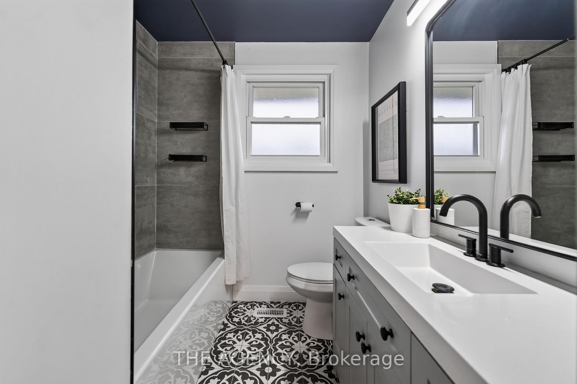 Photo 9 of 20 Ridge Point Drive, St. Catharines, Burleigh Hill — HOMEH