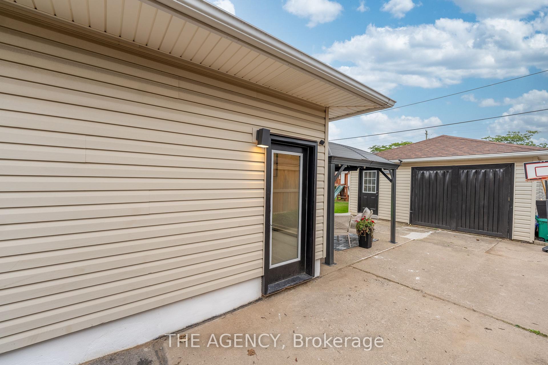 Photo 24 of 20 Ridge Point Drive, St. Catharines, Burleigh Hill — HOMEH