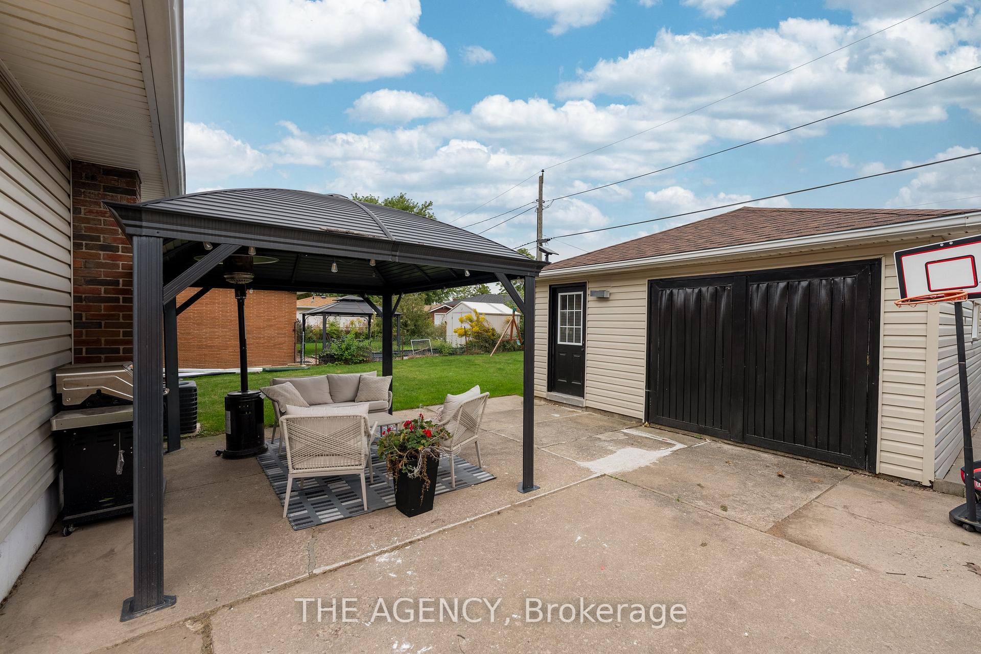 Photo 25 of 20 Ridge Point Drive, St. Catharines, Burleigh Hill — HOMEH